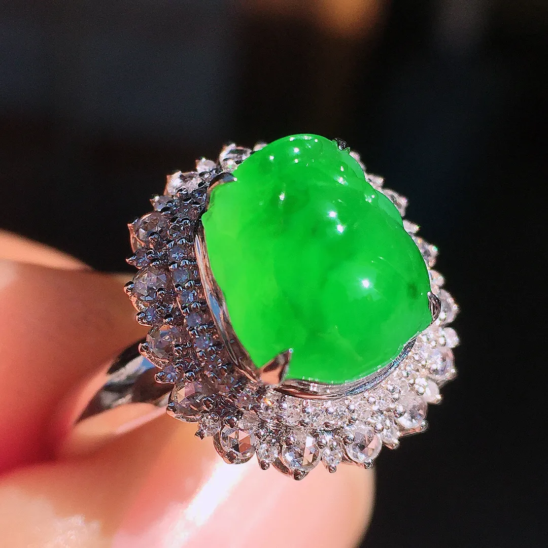 阳绿貔貅戒指，色泽均匀艳丽，玉质细腻，荧光感超
强，饱满圆润，尽显优雅气质，18k
金豪华镶嵌