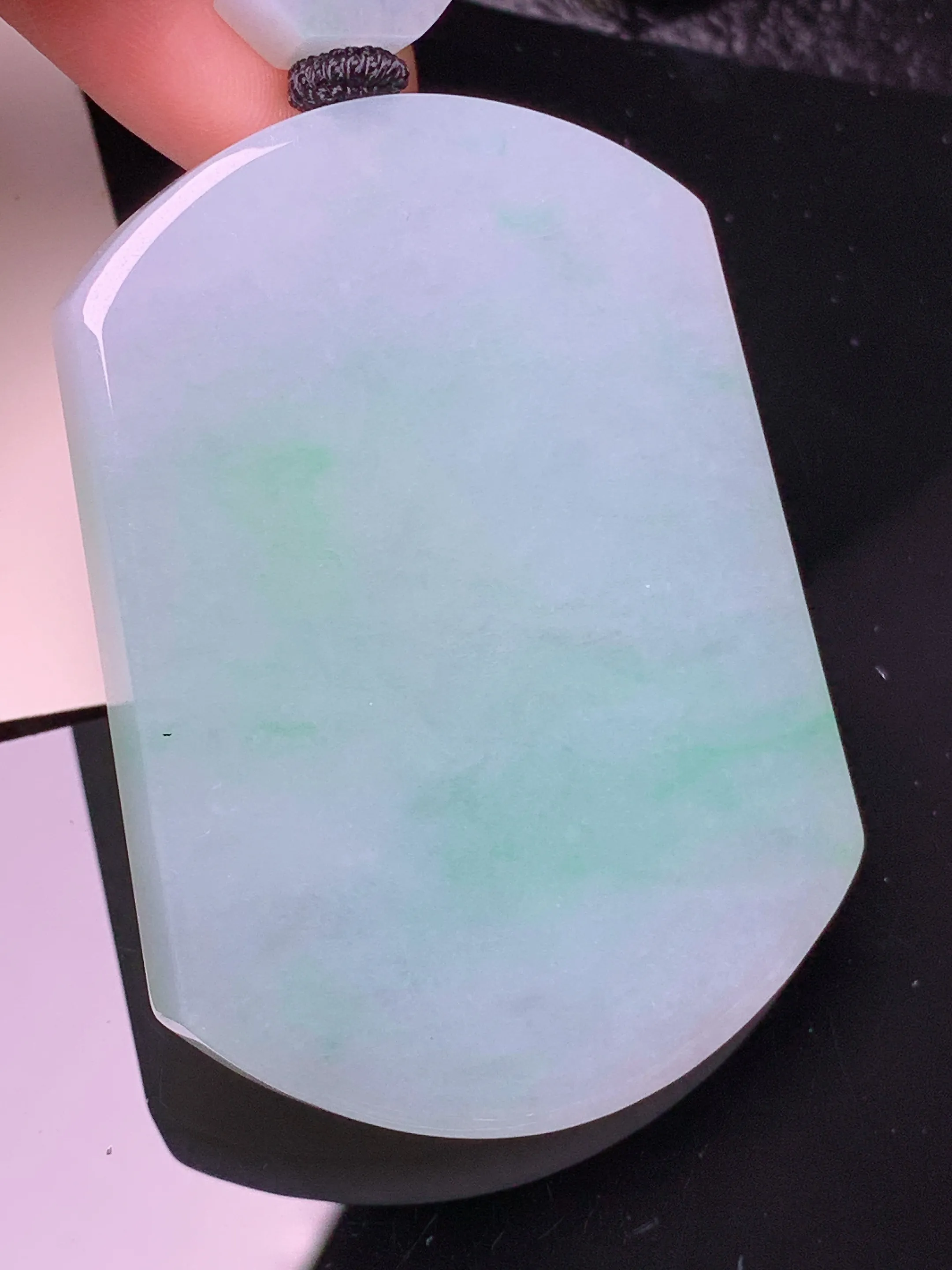 飘绿无事牌吊坠 玉质细腻 水润亮眼 色泽艳丽 整体尺寸53.4*39.3*5.8