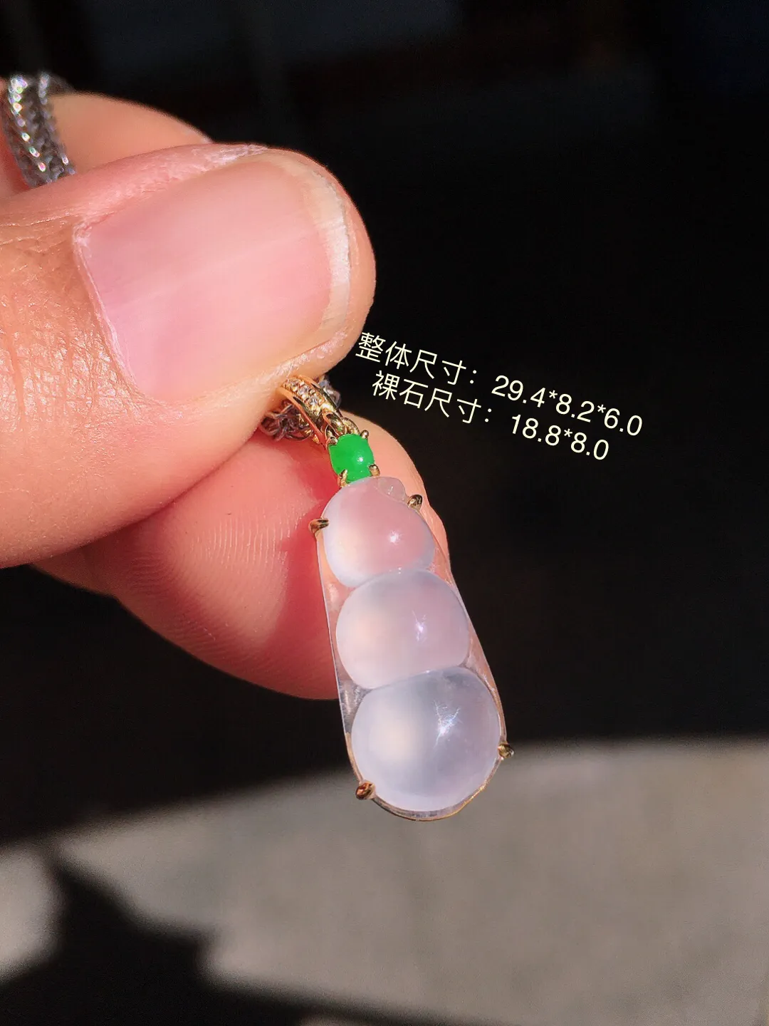 冰种福豆吊坠，玉质细腻，荧光感超
强，饱满圆润，尽显优雅气质，18k
金豪华镶嵌