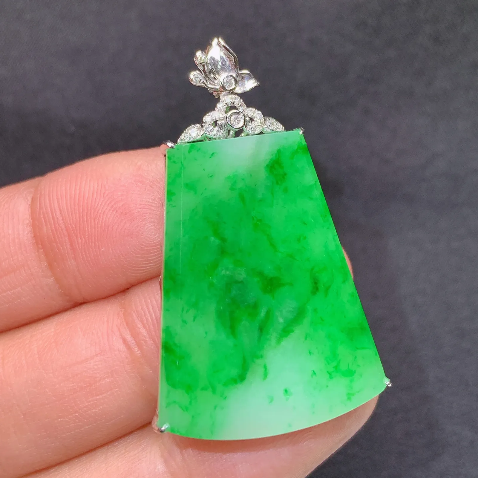 阳绿无事牌吊坠，18k金镶嵌，冰润色阳，种老水足 Xyg 尺寸38.1*23.8*5.7