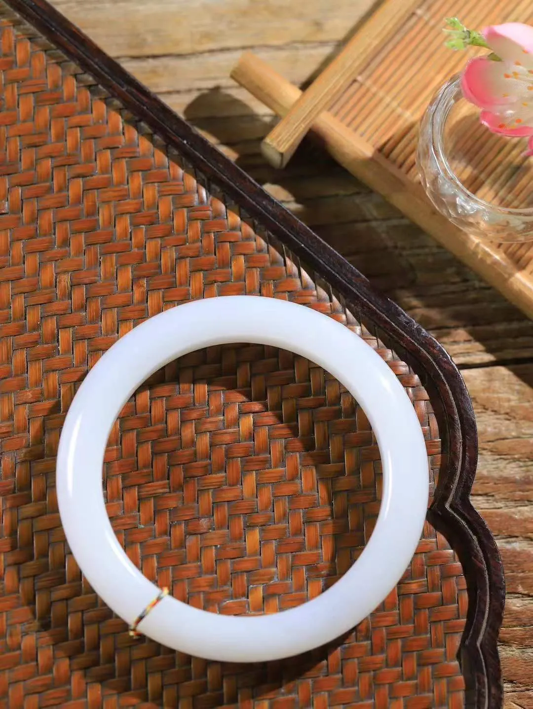 （柔情似水.手镯）

精品和田玉白玉手镯，玉质温润细腻，镯型饱满圆润，优雅知性，姽婳于幽静兮，又婆娑乎人间，经典款型，古朴典雅。极具灵性，腕间风情，风姿卓越。 重56.4克   尺寸56.5-12-9.4mm    FDL-36128726