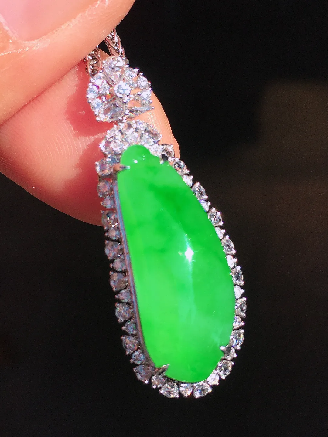 阳绿福瓜吊坠，色泽均匀艳丽，玉质细腻，荧光感超
强，饱满圆润，尽显优雅气质，18k
金豪华镶嵌