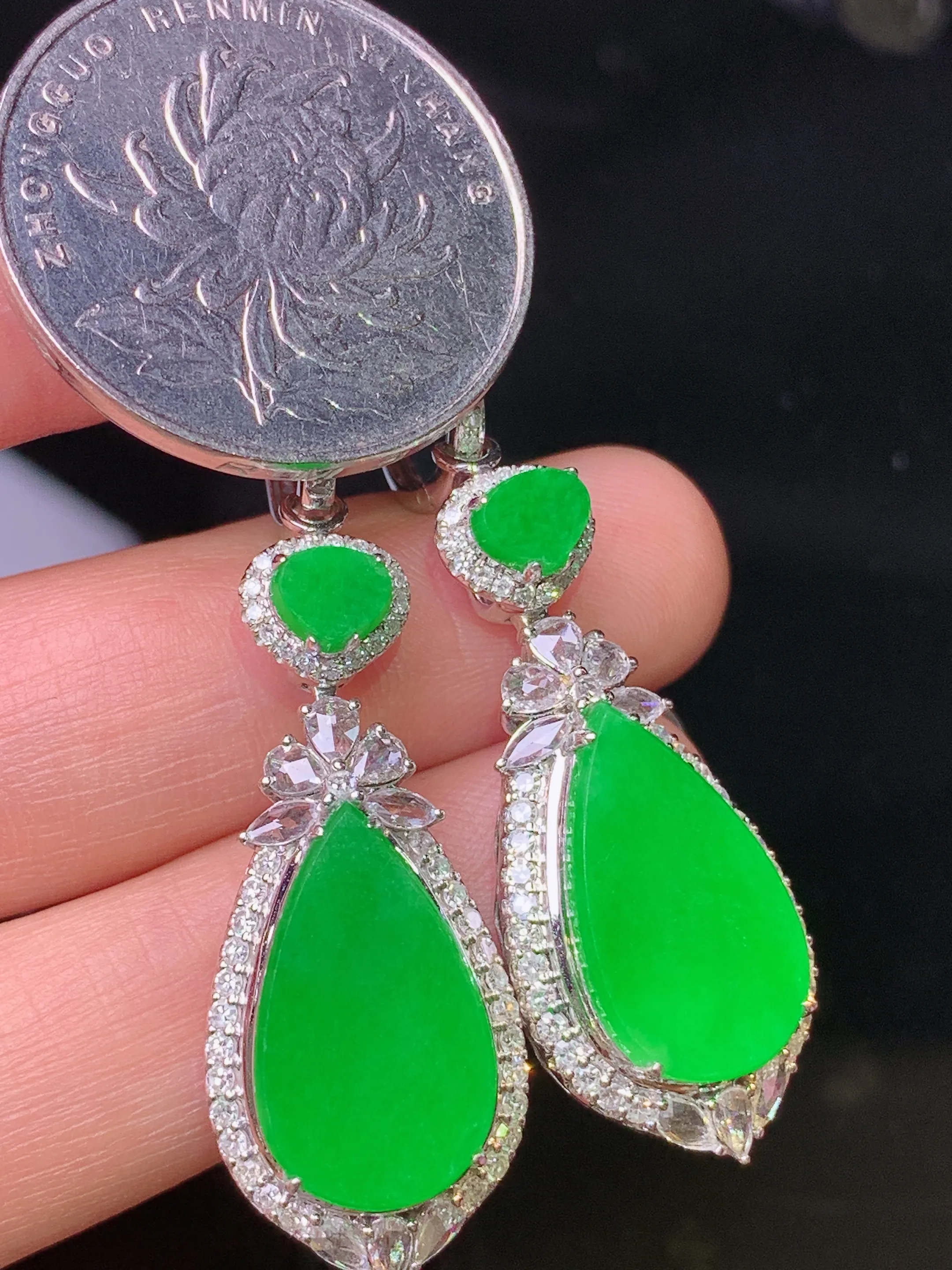 18k金钻镶嵌满绿水滴耳钉吊坠两用款 玉质细腻 水润亮眼 色泽艳丽 整体尺寸46.8*14*8.2
