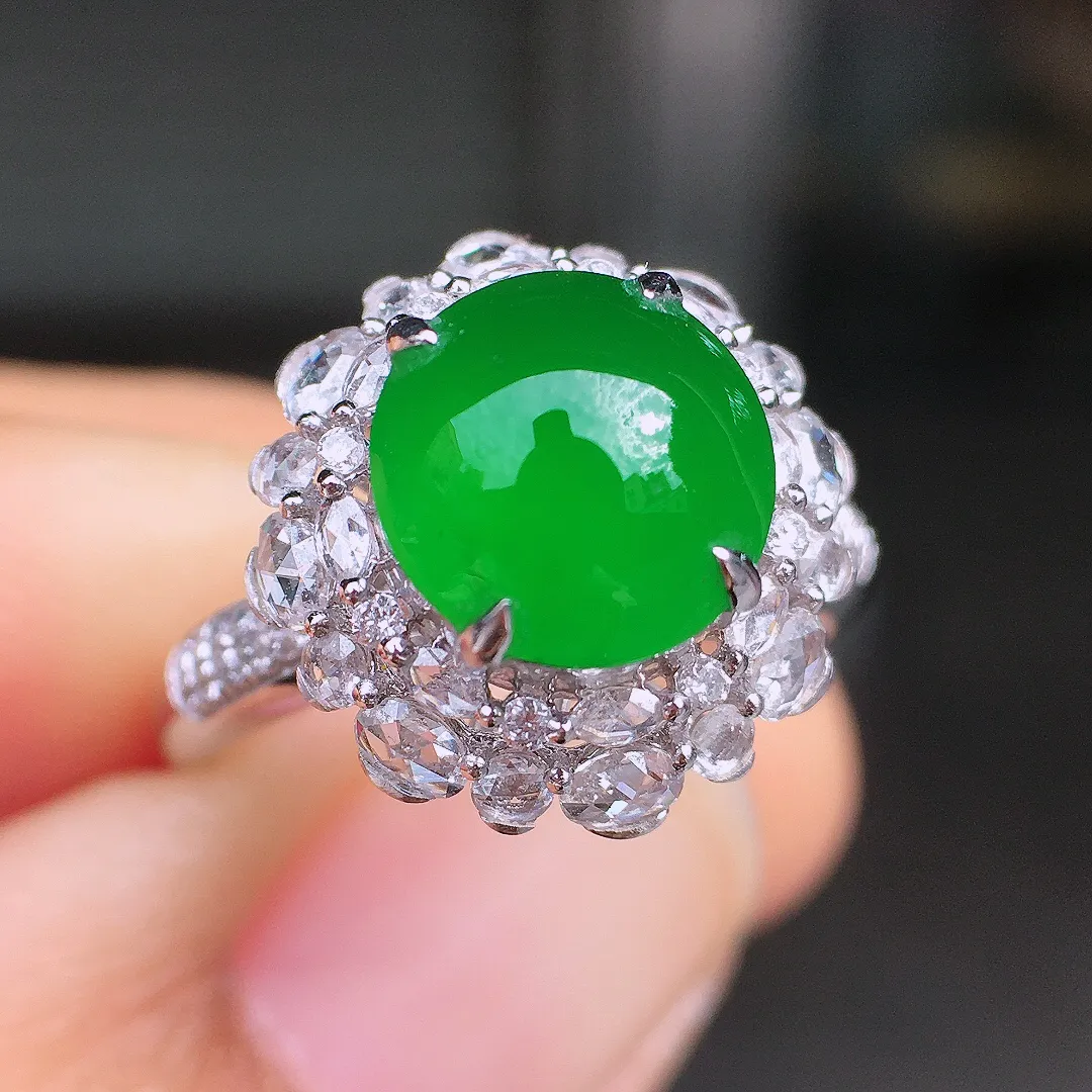 阳绿蛋面戒指，色泽均匀艳丽，玉质细腻，荧光感超
强，饱满圆润，尽显优雅气质，18k
金豪华镶嵌