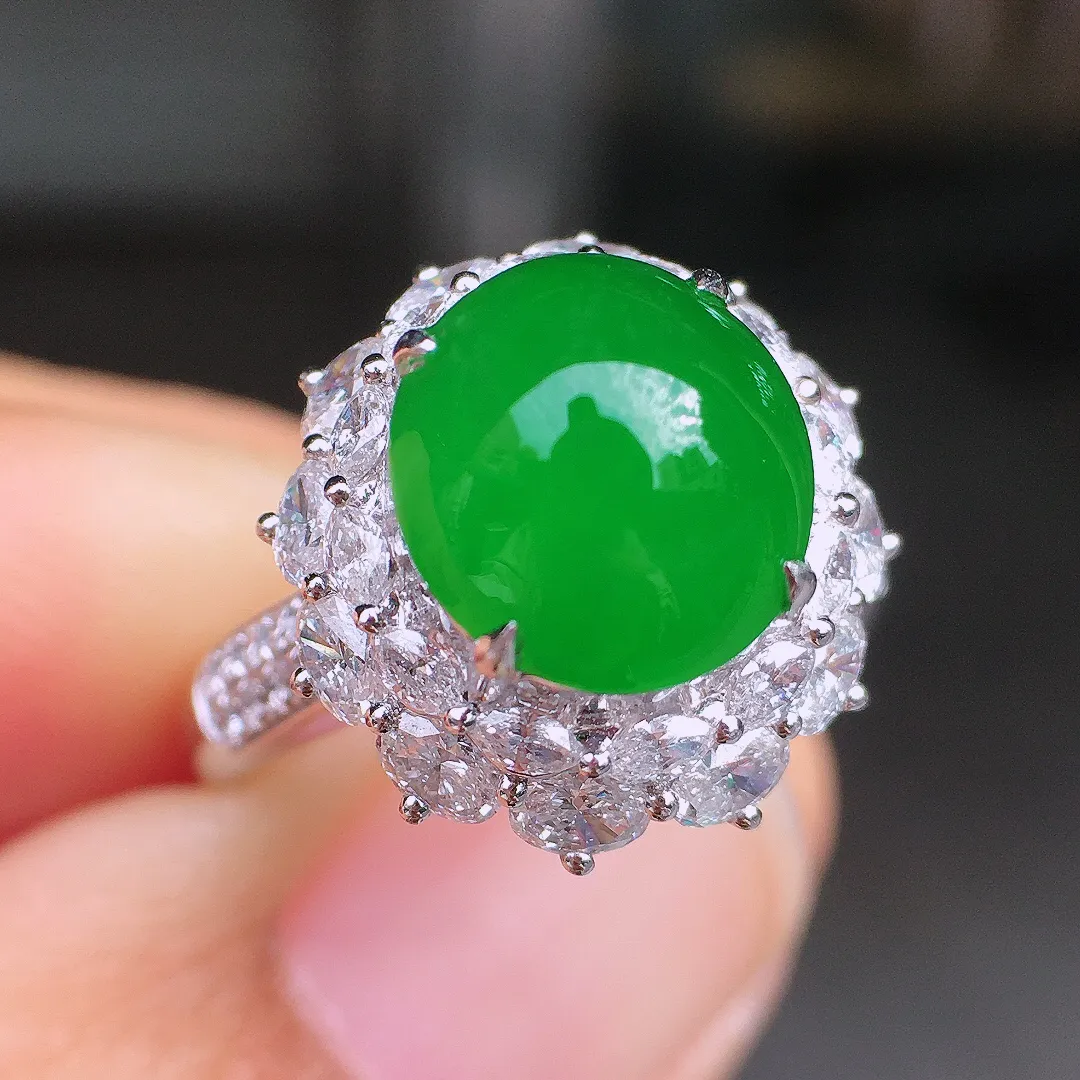 阳绿蛋面戒指，色泽均匀艳丽，玉质细腻，荧光感超
强，饱满圆润，尽显优雅气质，18k
金豪华镶嵌