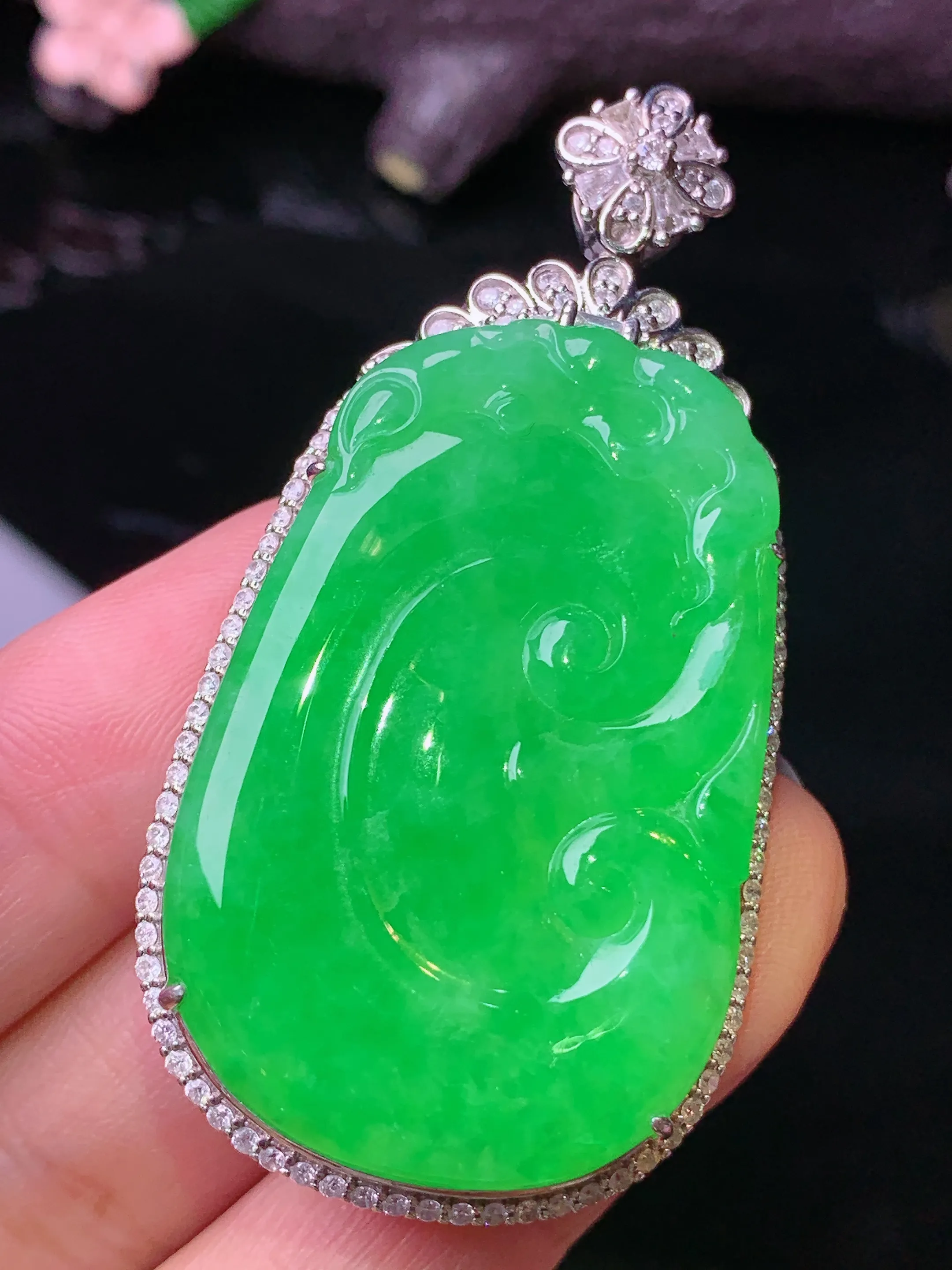 18k金钻镶嵌满绿如意吊坠 玉质细腻 水润亮眼 色泽艳丽 整体尺寸55.7*28.3*11.2