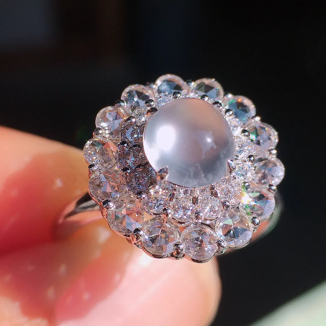 玻璃种蛋面戒指，玉质细腻，荧光感超
强，饱满圆润，尽显优雅气质，18k
金豪华镶嵌