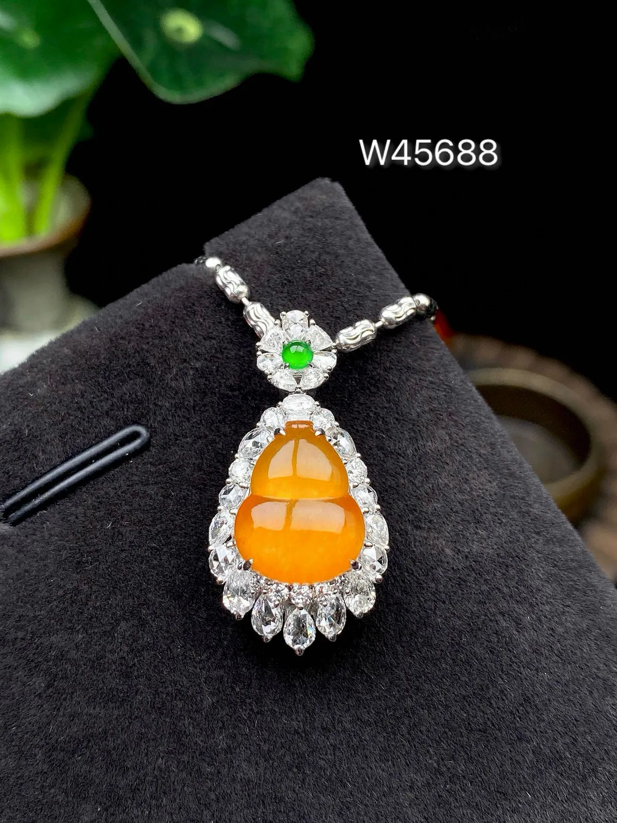 【冰种黄翡葫芦吊坠】质地细腻，冰感十足，晶莹透亮，18K金钻镶嵌，裸石尺寸12.5*10.2*3.3