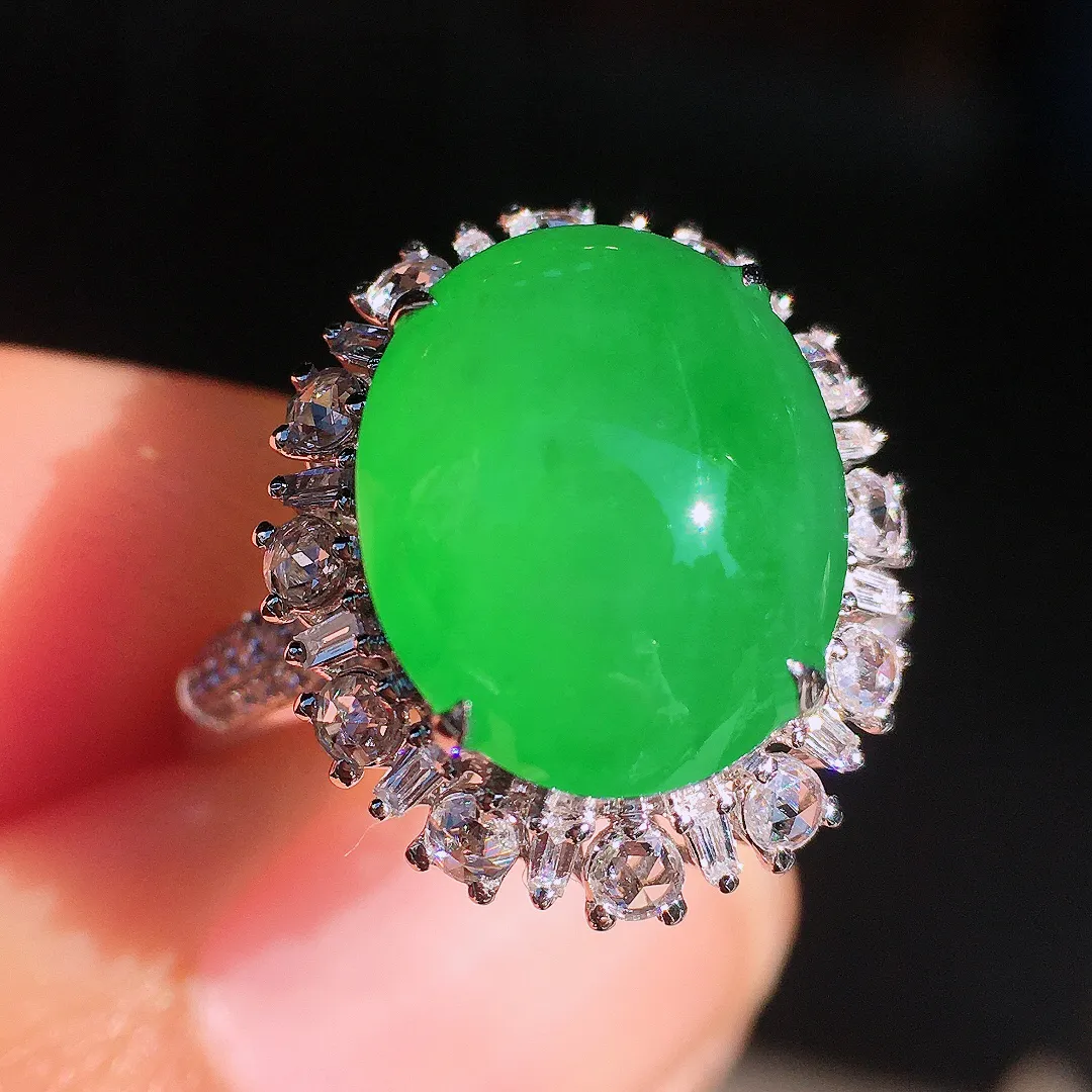 阳绿蛋面戒指，色泽均匀艳丽，玉质细腻，荧光感超
强，饱满圆润，尽显优雅气质，18k
金豪华镶嵌