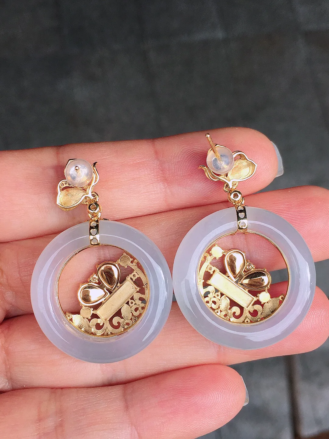 三彩特色平安扣耳坠，色泽均匀艳丽，玉质细腻，荧光感超
强，饱满圆润，尽显优雅气质，18k
金豪华镶嵌