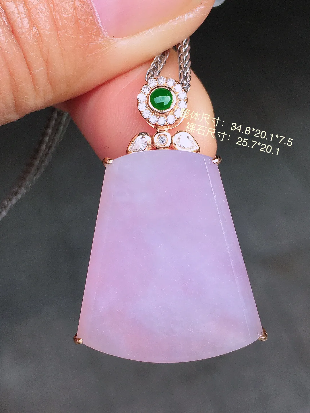 紫罗兰无事牌吊坠，色泽均匀艳丽，玉质细腻，荧光感超
强，饱满圆润，尽显优雅气质，18k
金豪华镶嵌