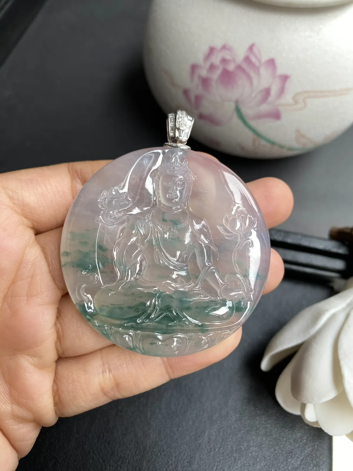 林佳裕作品-持莲观音，裸石54x6.2mm，雕工精湛，质地细腻