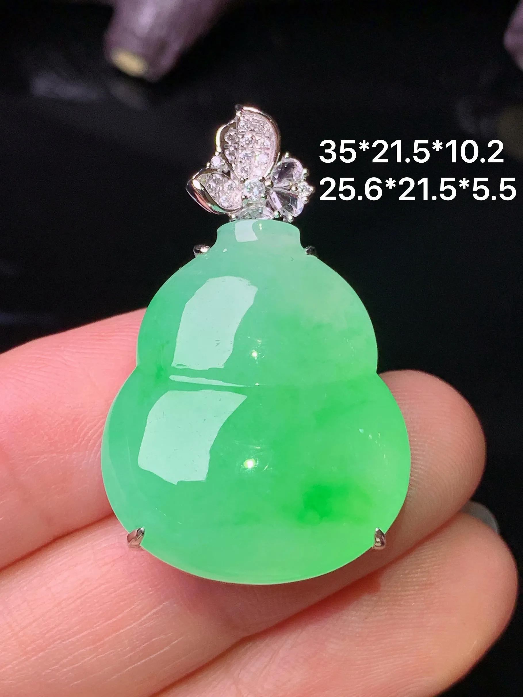 18k金钻镶嵌翠绿葫芦吊坠 玉质细腻 水润亮眼 色泽艳丽 整体尺寸35.2*21.5*10.2