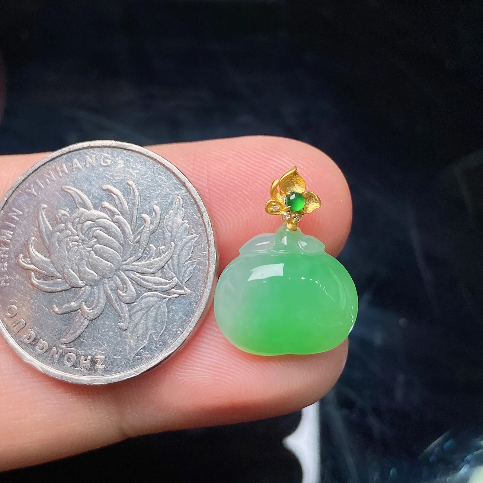 冰飘绿苹果吊坠，18k金扣头，冰润细腻，色阳，种水足，001 尺寸18.1*13.8*5.8