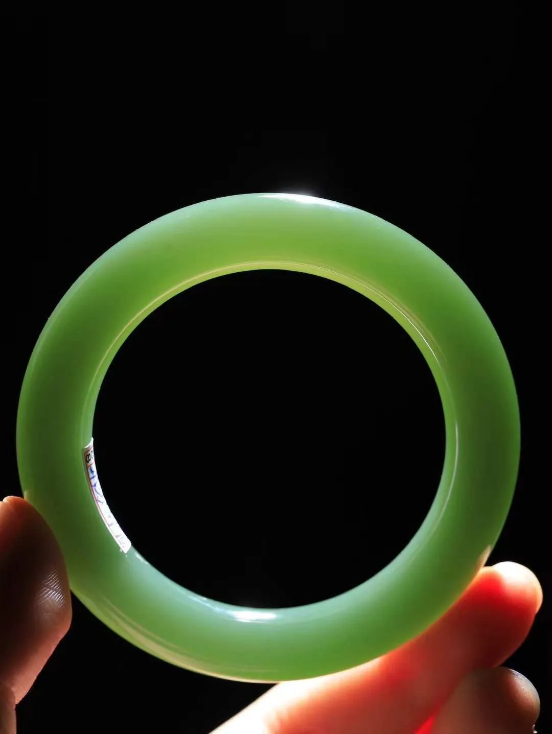 【碧色荡漾·手镯】

收藏级传家臻品和田玉碧玉猫眼手镯，玉质细腻温润，手感舒适，️线条流畅，简约大气，美自天成，佩戴于腕间，婉约之美，举手投足间透出那份低调奢华，醉人心扉。重65.32克  内径圈口54mm  尺寸11.6-11.5mm  FDA-661201233