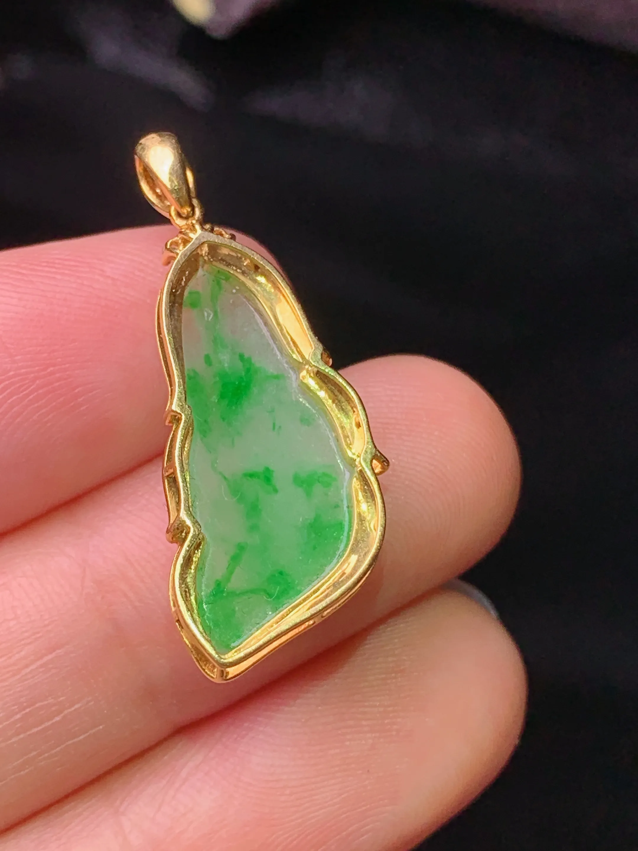 18k金钻镶嵌飘绿树叶吊坠 玉质细腻 水润亮眼 色泽艳丽 整体尺寸29.5*11.5*6