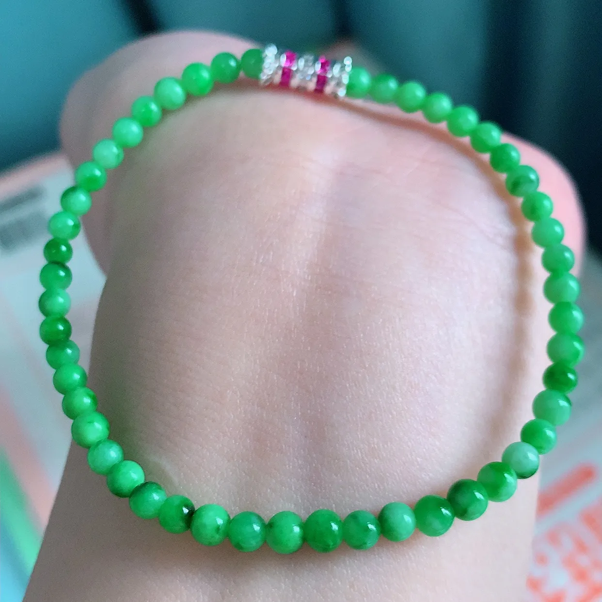 自然光实拍   冰润绿色飘花翡翠手串手链，款式新颖，佩戴效果时尚出众 尽显气质，玉质细腻，美感十足 #003.1取一尺寸3.9mm