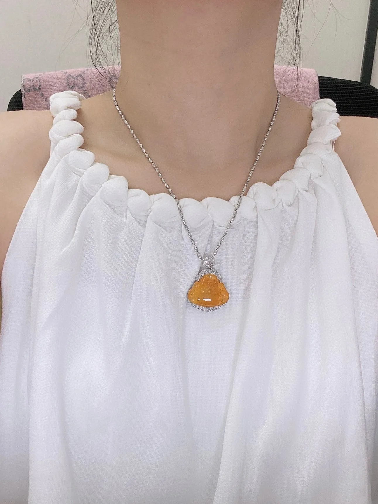 【冰种黄翡佛公】质地细腻，工艺很好，饱满圆润，笑口常开，18k金钻镶嵌，裸石尺寸20.2*25.8*2.6毫米