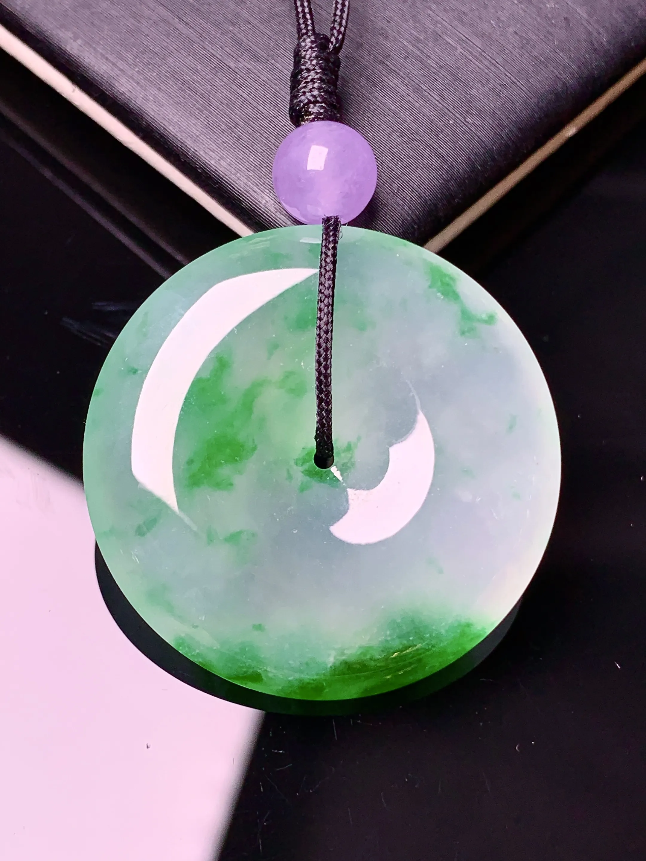 冰种飘绿平安扣吊坠 冰透水润 玉质细腻 色泽艳丽清新 整体尺寸20.5*5.5