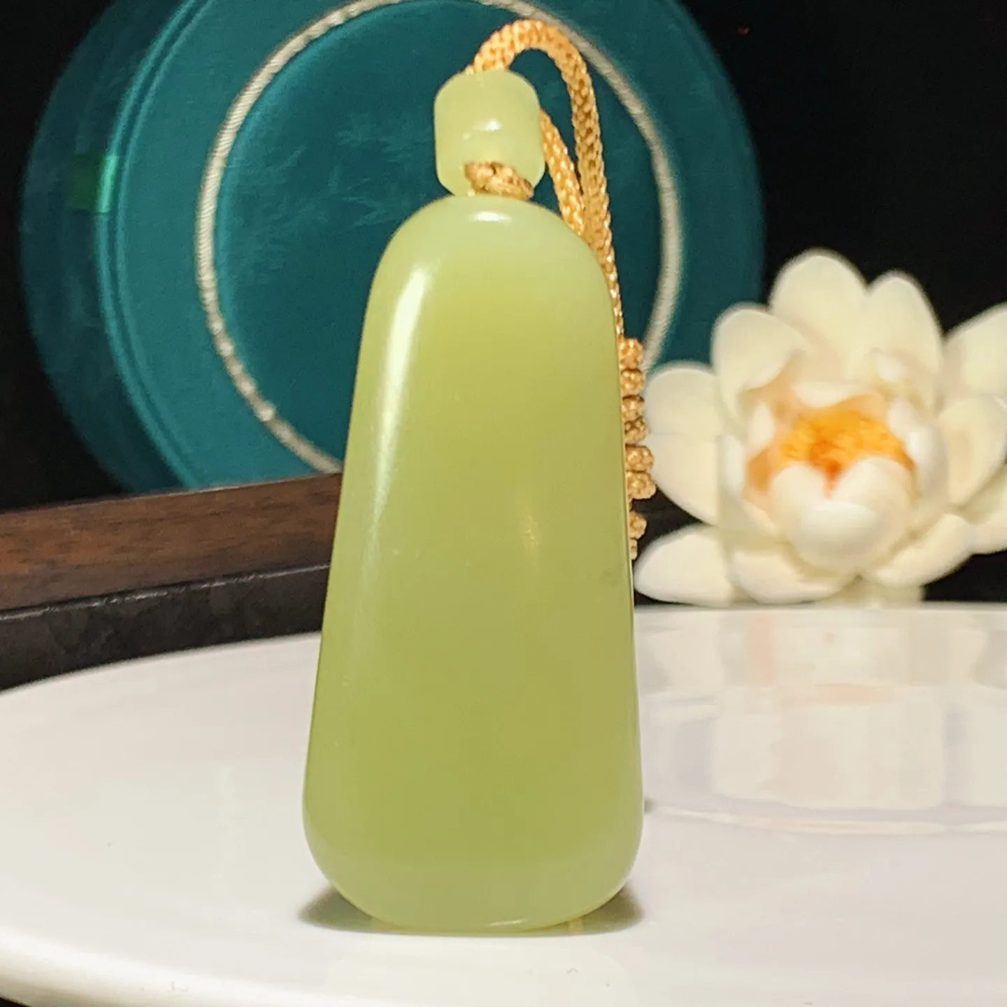 新疆和田玉若羌黄口料龙佑一方挂件。尺寸56/27/15重43克。玉质细腻油润。手推出油。佩戴高端典雅。lt251213