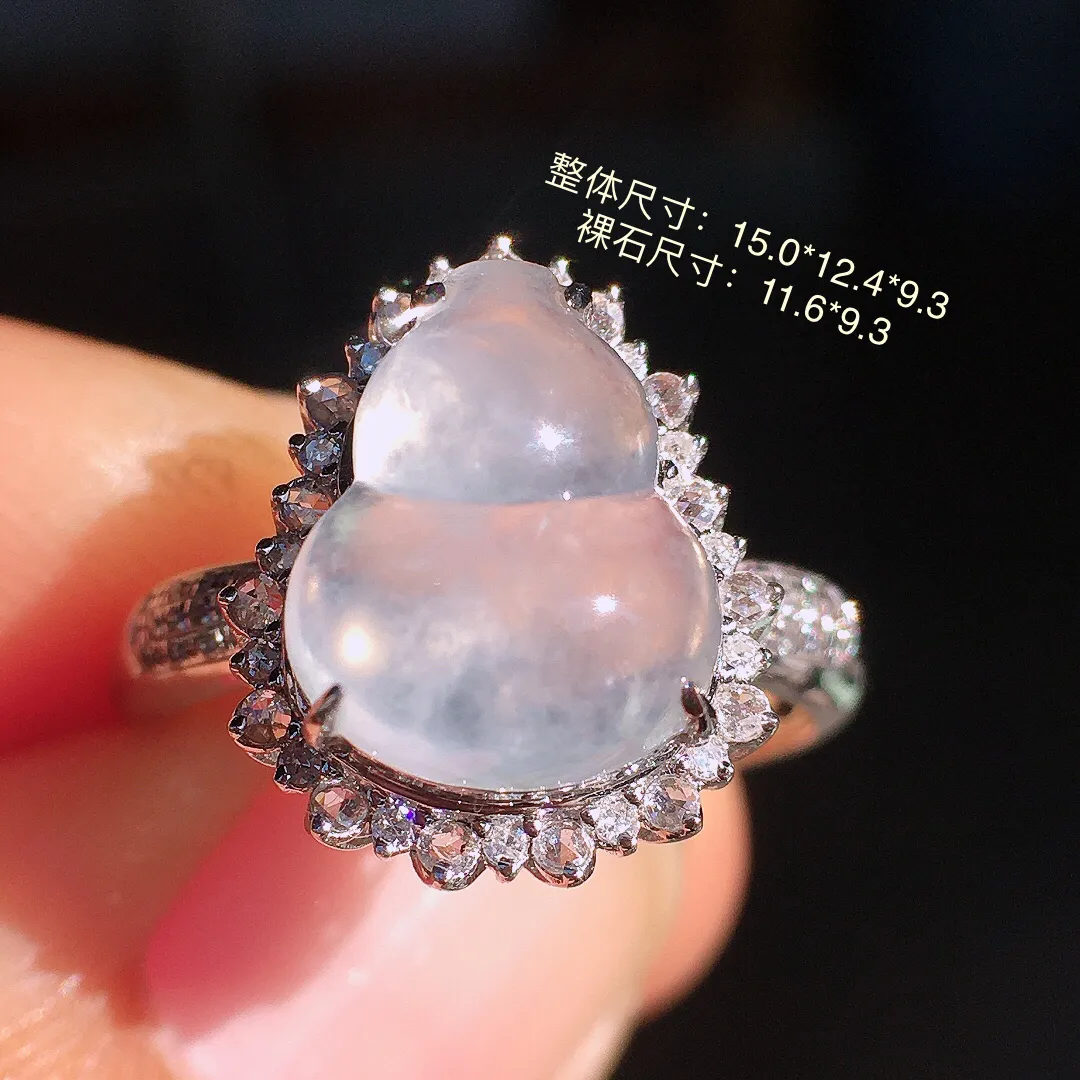 冰种葫芦戒指，玉质细腻，荧光感超
强，饱满圆润，尽显优雅气质，18k
金豪华镶嵌