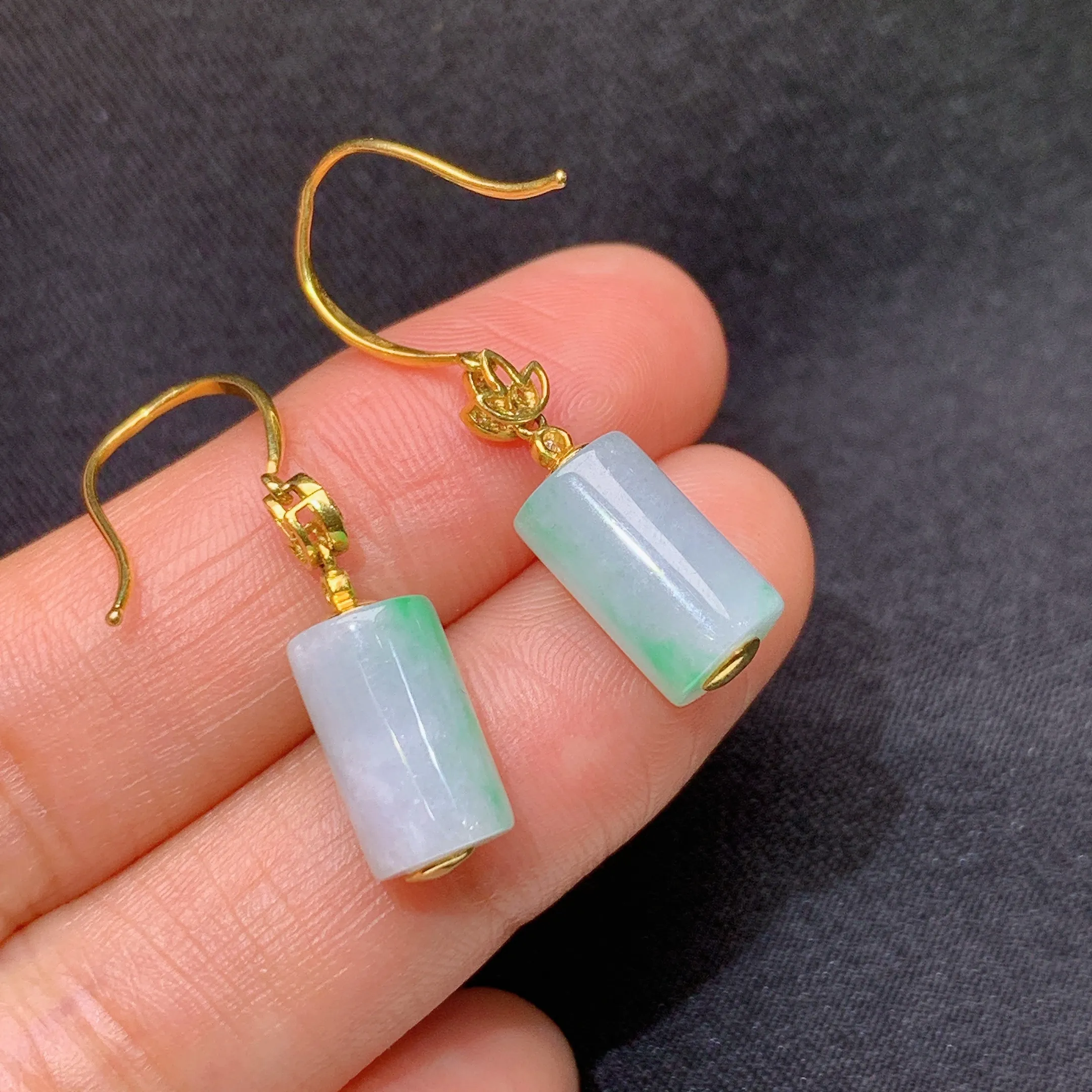 冰飘绿平安柱耳坠，18k金镶嵌，简约时尚，冰润细腻，种水足，Lh裸石尺寸10.9*6.6