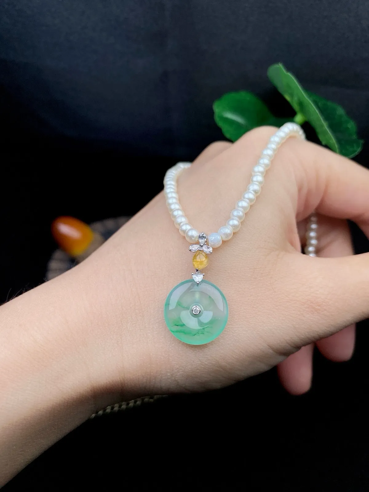 【冰种飘绿平安扣】质地非常细腻，冰润十足，种老冰透，18k金钻镶嵌，裸石尺寸14.5*2.6毫米，收藏品质