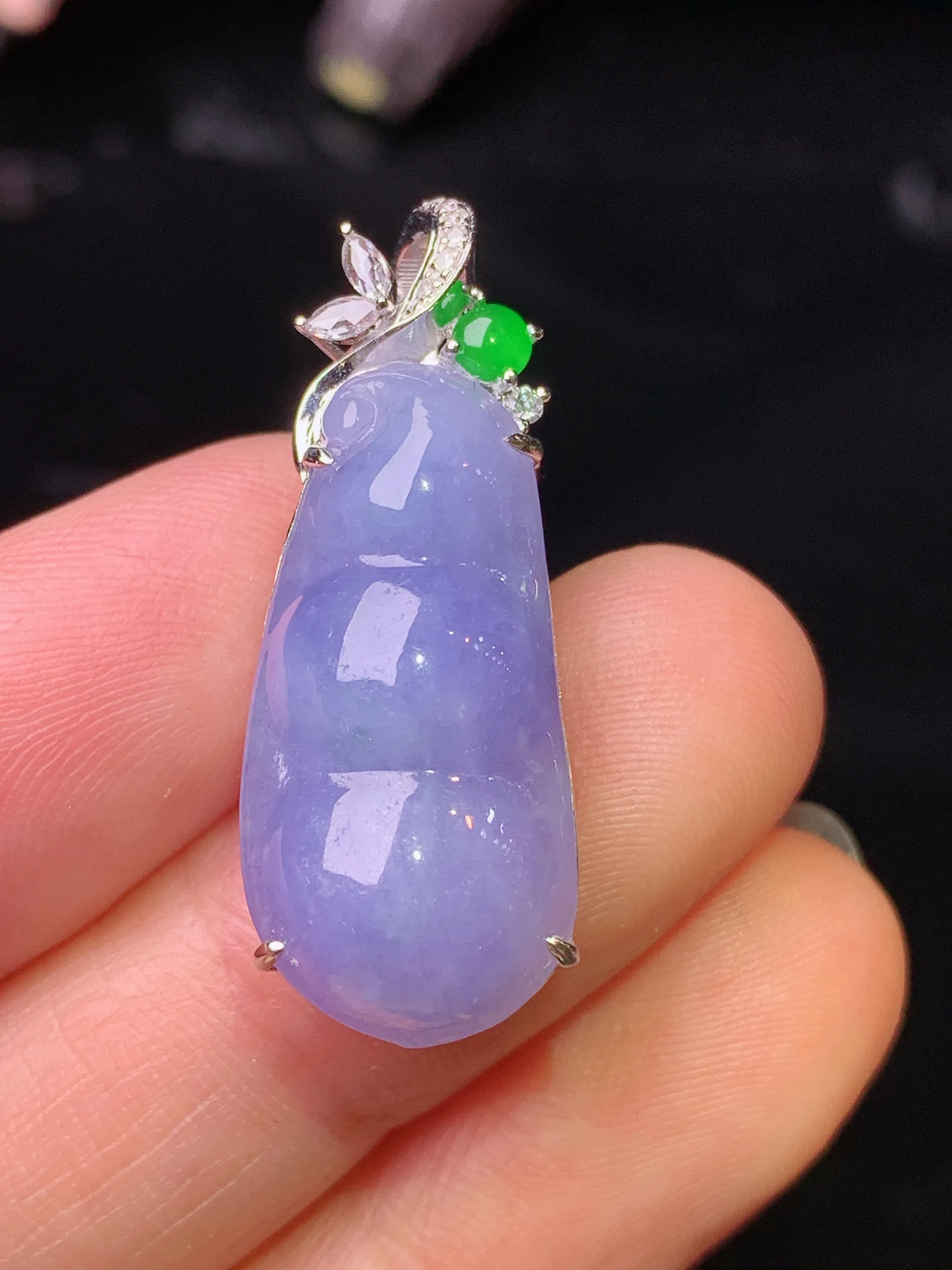 18k金钻镶嵌紫罗兰四季豆吊坠 玉质细腻 水润亮眼 色泽艳丽 整体尺寸30.3*11.5*8.8