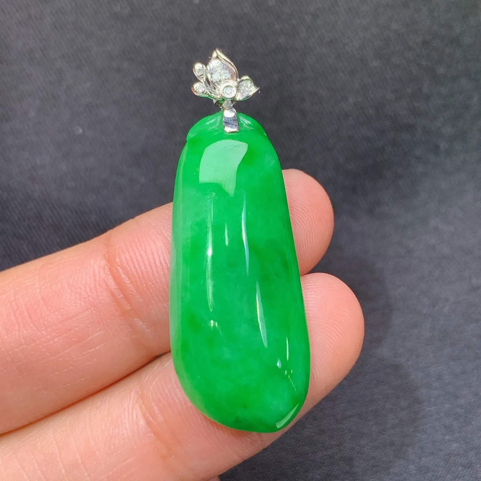 阳绿福瓜吊坠，18k金镶嵌，冰润色阳，玉质细腻，种水足 尺寸38.3*13.3*5