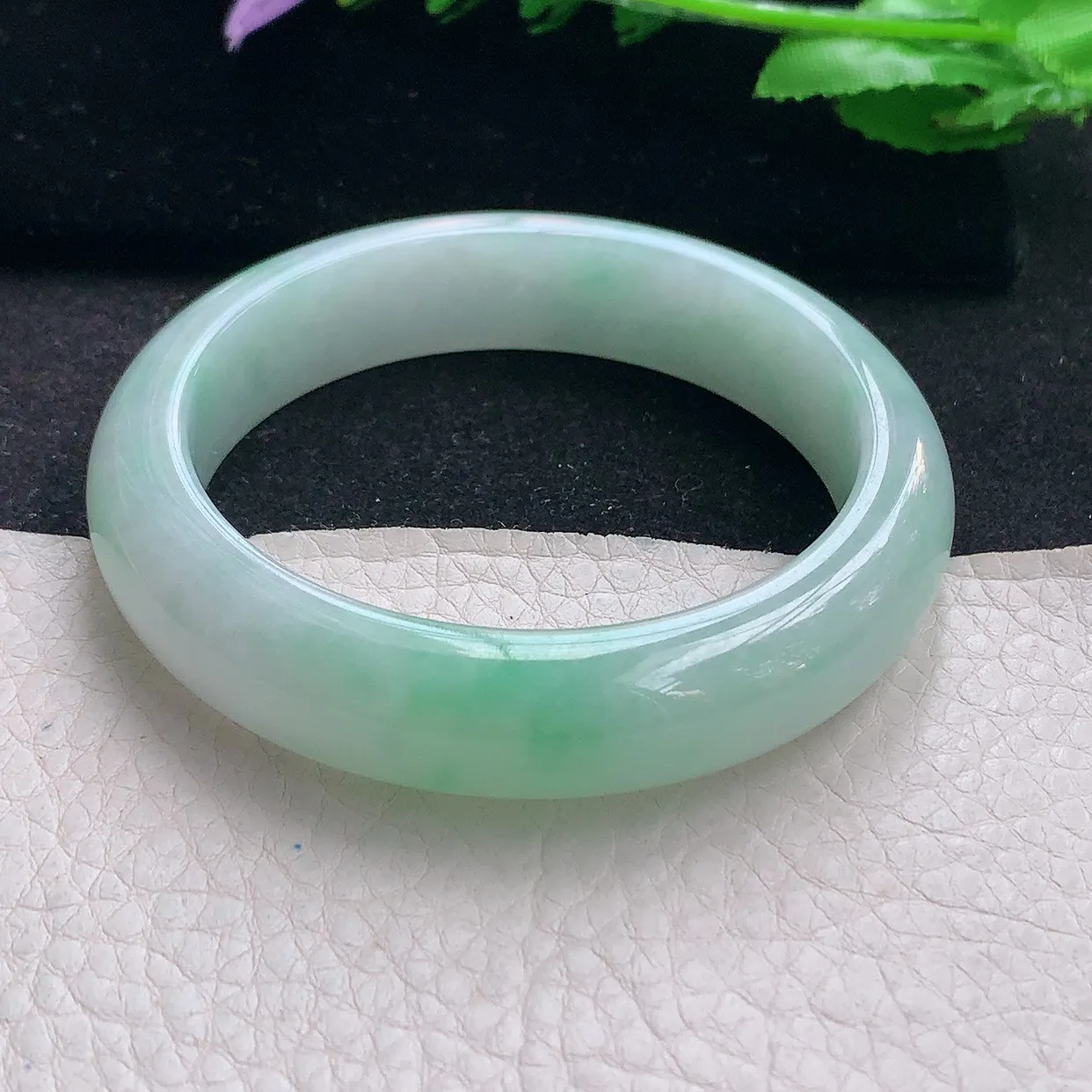 js自然光56*13.5*8.6平安镯 翡翠a货玉手镯飘绿宽边珠宝玉手环