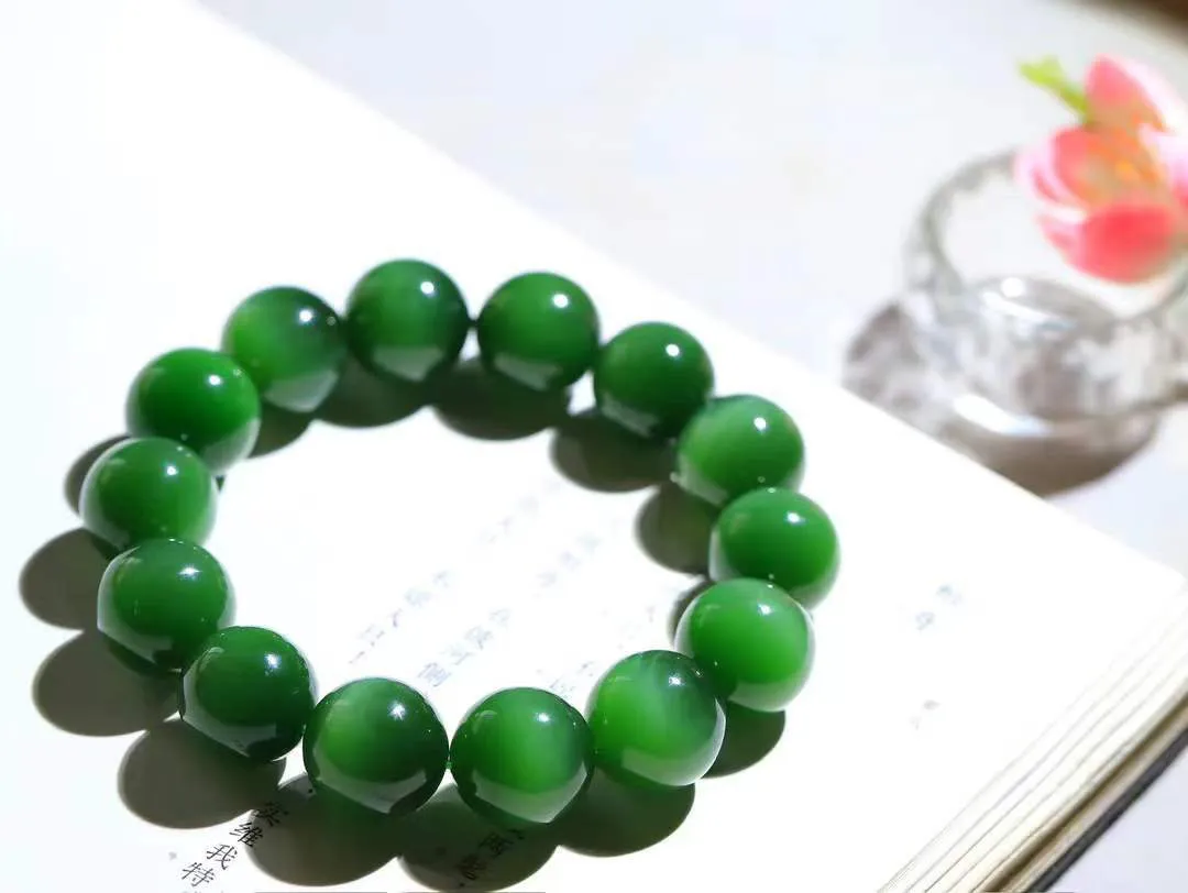 （猫眼手串）

典藏级臻品和田玉碧玉猫眼圆珠手串 质地温润灵动 猫眼儿般的光中，有波光潋滟，也有梦