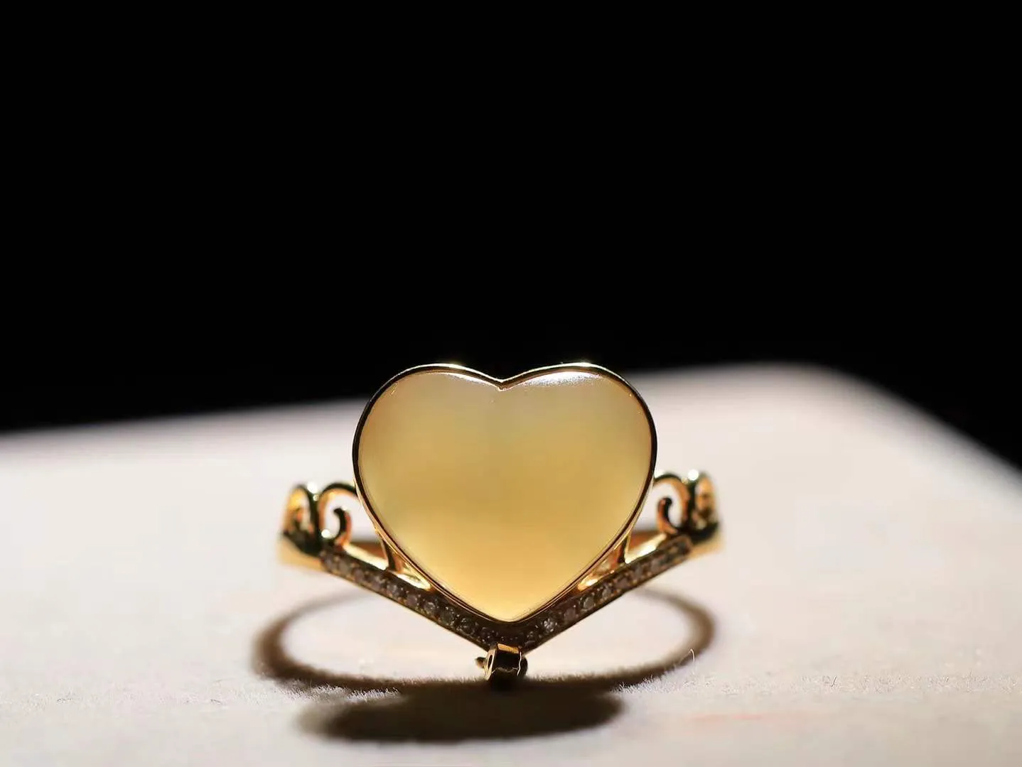 【金镶玉.心心相印.戒指】

精品️和田玉蜂蜜水金镶玉爱心戒指 玉质细腻温润 油性十足 此件寓意获得希望与爱情，心心相印，幸福美满。 18K金镶嵌，精致时尚 （保真金 可检测贵金属18K金）重3.16克  尺寸16.8-10-11.7mm 111201233A