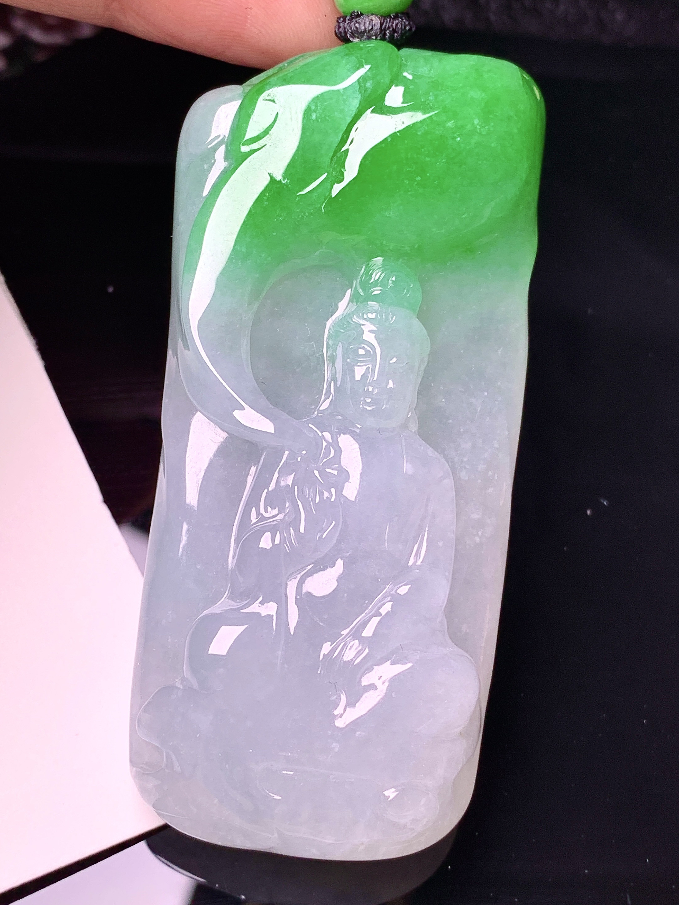飘绿观音菩萨吊坠 玉质细腻 水润亮眼 色泽艳丽 整体尺寸64.5*29.7*12.8