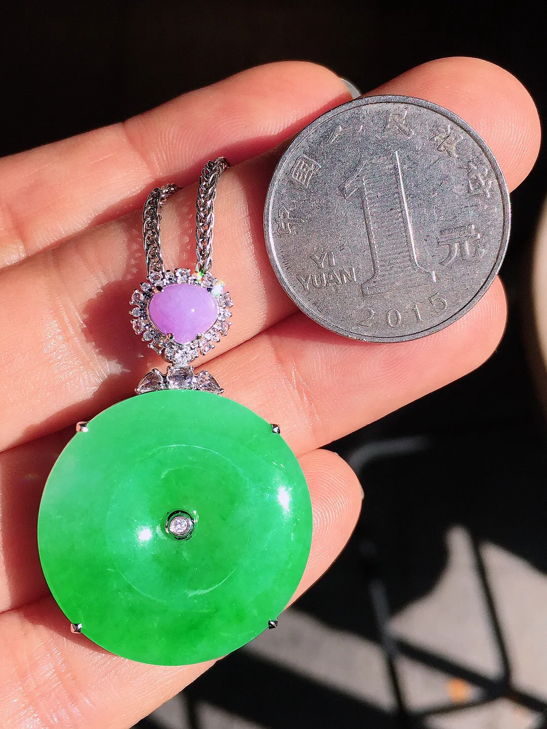 阳绿平安扣吊坠，色泽均匀艳丽，玉质细腻，荧光感超
强，饱满圆润，尽显优雅气质，18k
金豪华镶嵌