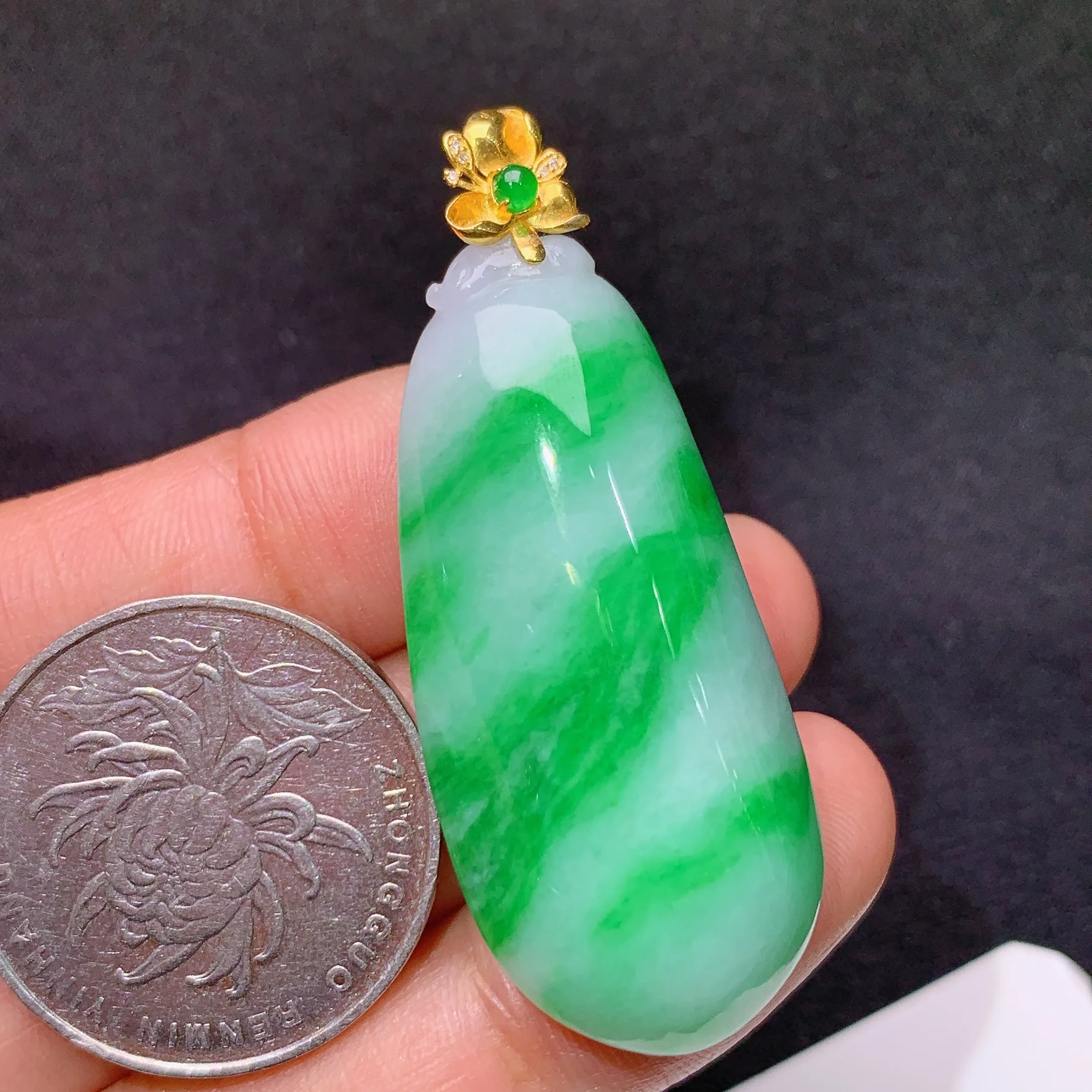 冰飘绿福瓜吊坠，18k金镶嵌，冰润色阳，玉质细腻，种水足 Xz整体尺寸47.6*18.4*11.4