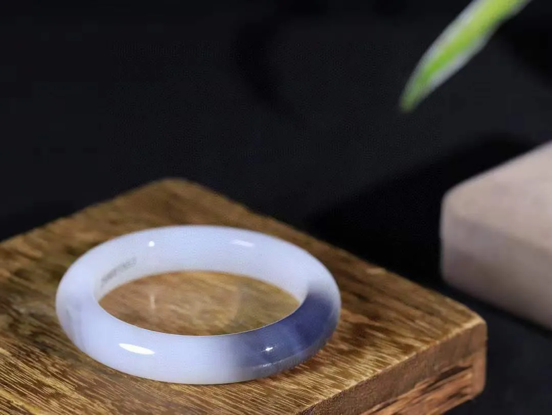 【婉约佳人.手镯】

精品️和田玉烟紫白双色手镯 玉质温润细腻 油性十足 手感舒适，高华雅逸，线条