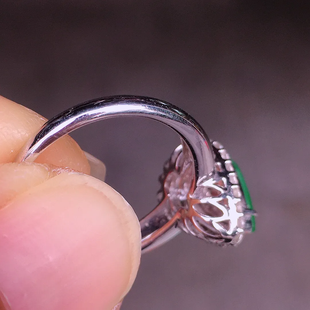 阳绿水滴戒指，色泽均匀艳丽，玉质细腻，荧光感超
强，饱满圆润，尽显优雅气质，18k
金豪华镶嵌