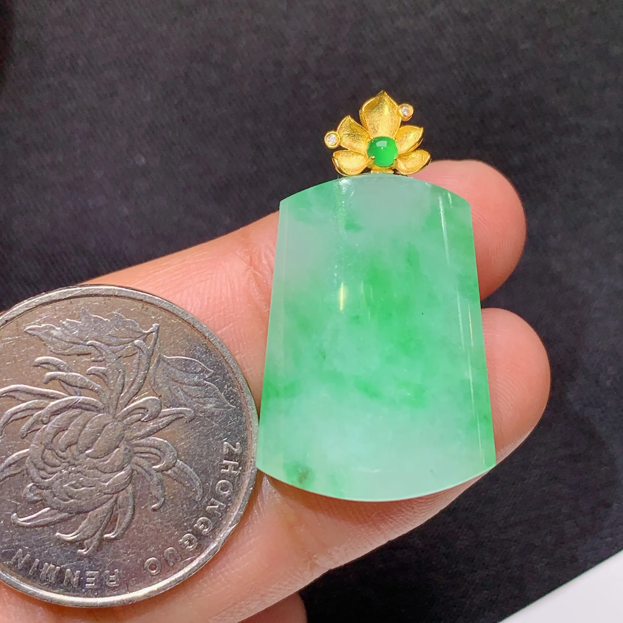冰飘绿无事牌吊坠，18k金镶嵌，冰润色阳，玉质细腻，种水足，Xz整体尺寸30.9*17.9*5.5