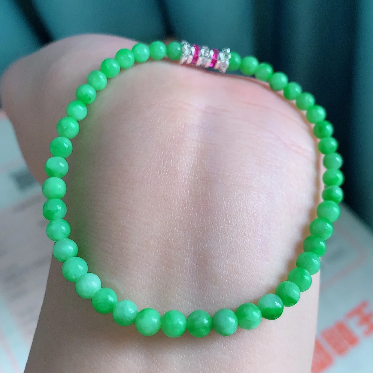 自然光实拍   冰润满绿翡翠手串手链，款式新颖，佩戴效果时尚出众 尽显气质，玉质细腻，美感十足 #002.1取一尺寸4.3mm