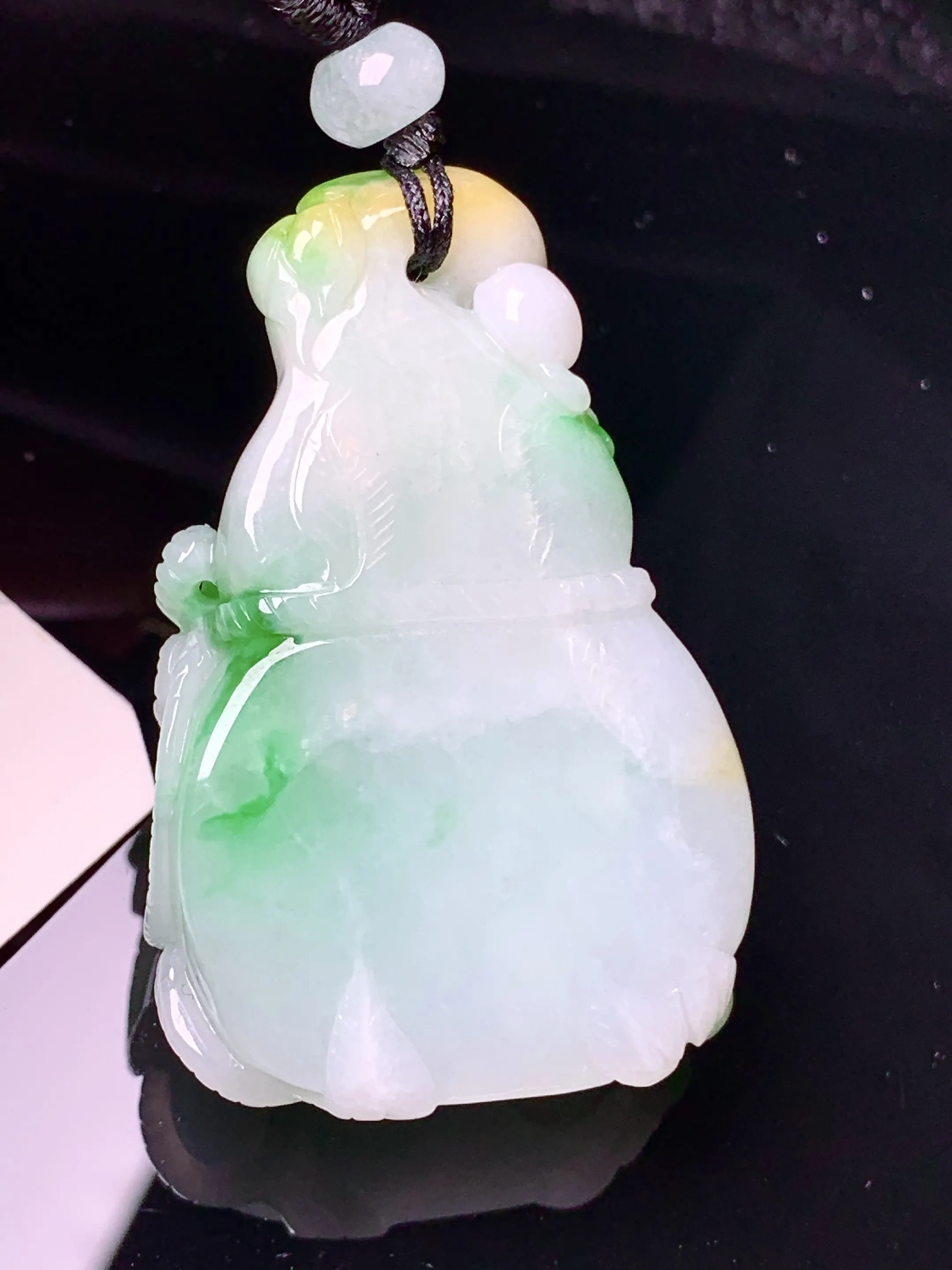飘黄加绿钱袋吊坠 玉质细腻 水润亮眼 色泽艳丽 整体尺寸45.2*28.6*14.2
