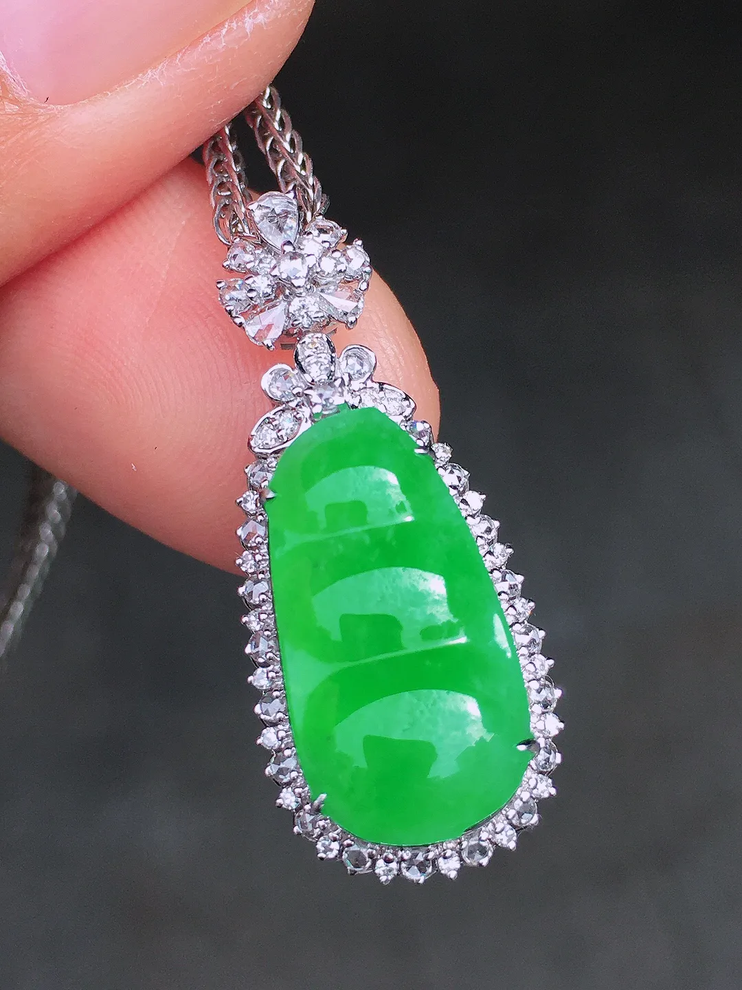 阳绿福豆吊坠，色泽均匀艳丽，玉质细腻，荧光感超
强，饱满圆润，尽显优雅气质，18k
金豪华镶嵌