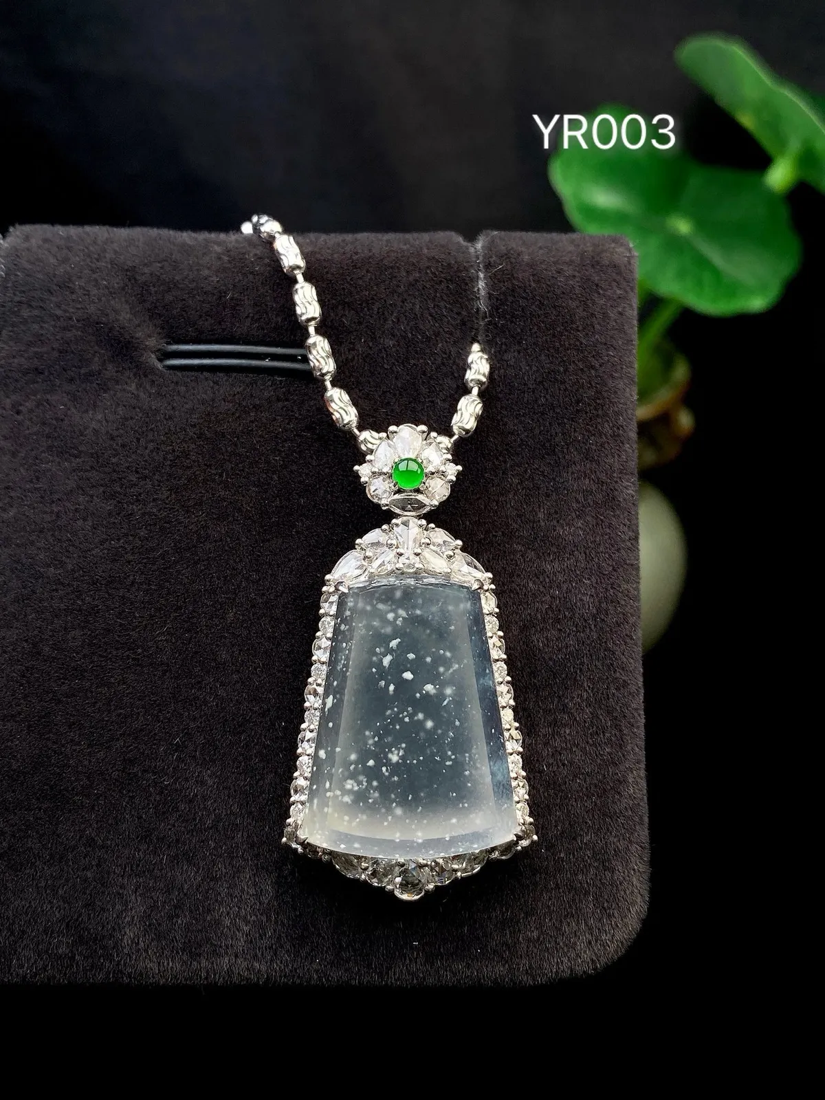 【冰种飘绿无事牌】老坑雪花棉，质地细腻，种水色俱全，冰透闪亮，18k金钻镶嵌，裸石尺寸21.5*16