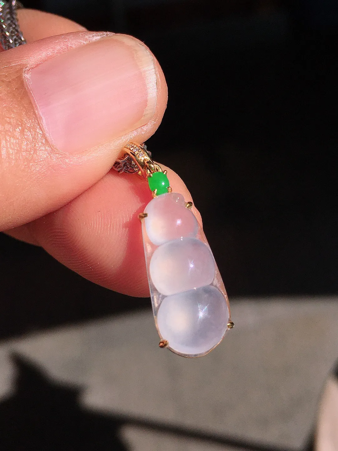 冰种福豆吊坠，玉质细腻，荧光感超
强，饱满圆润，尽显优雅气质，18k
金豪华镶嵌