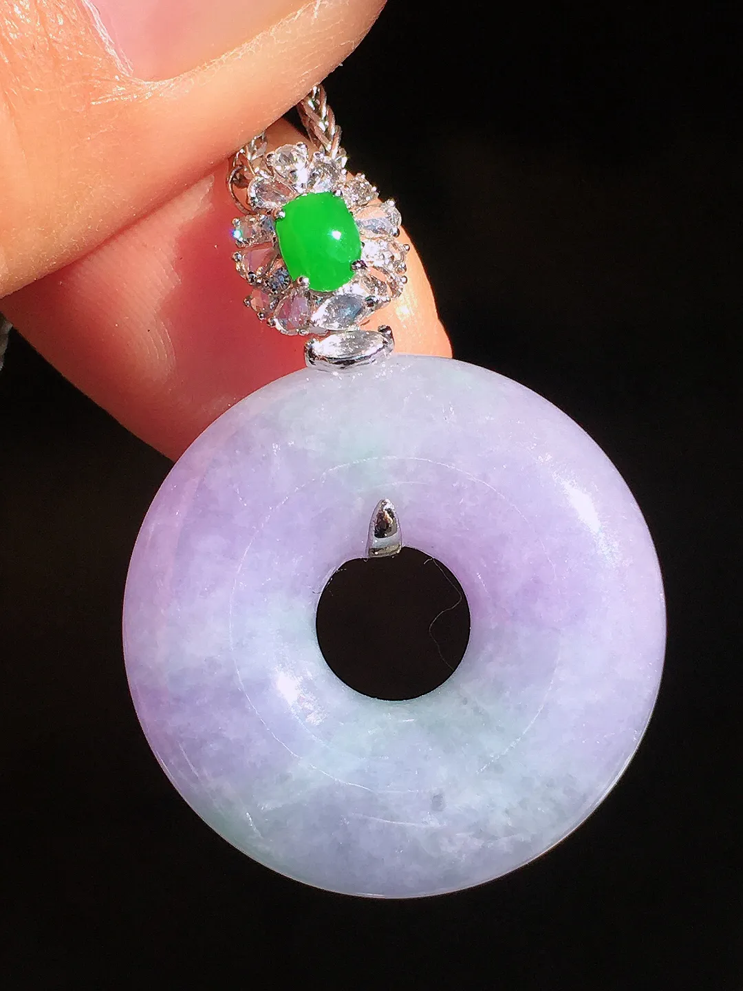 春彩平安扣吊坠，色泽艳丽，玉质细腻，荧光感超
强，饱满圆润，尽显优雅气质，18k
金豪华镶嵌