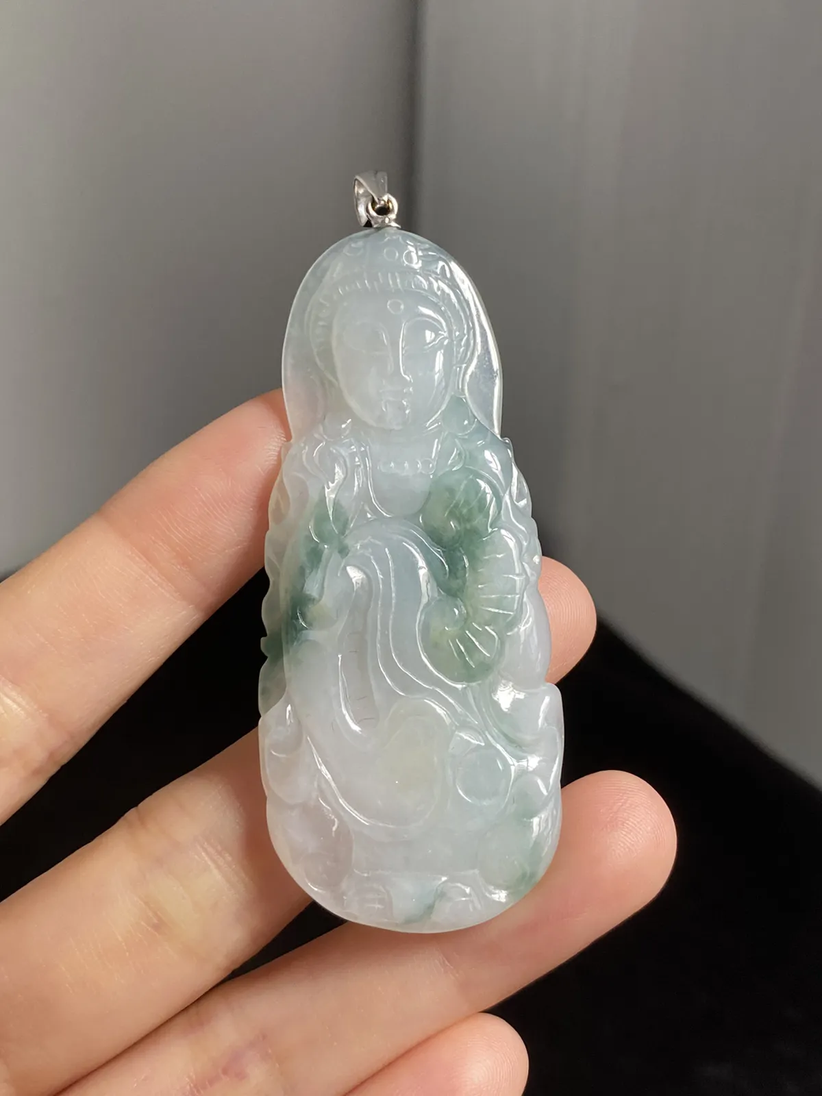 翡翠冰糯种淡绿色吊坠，印记：Au750