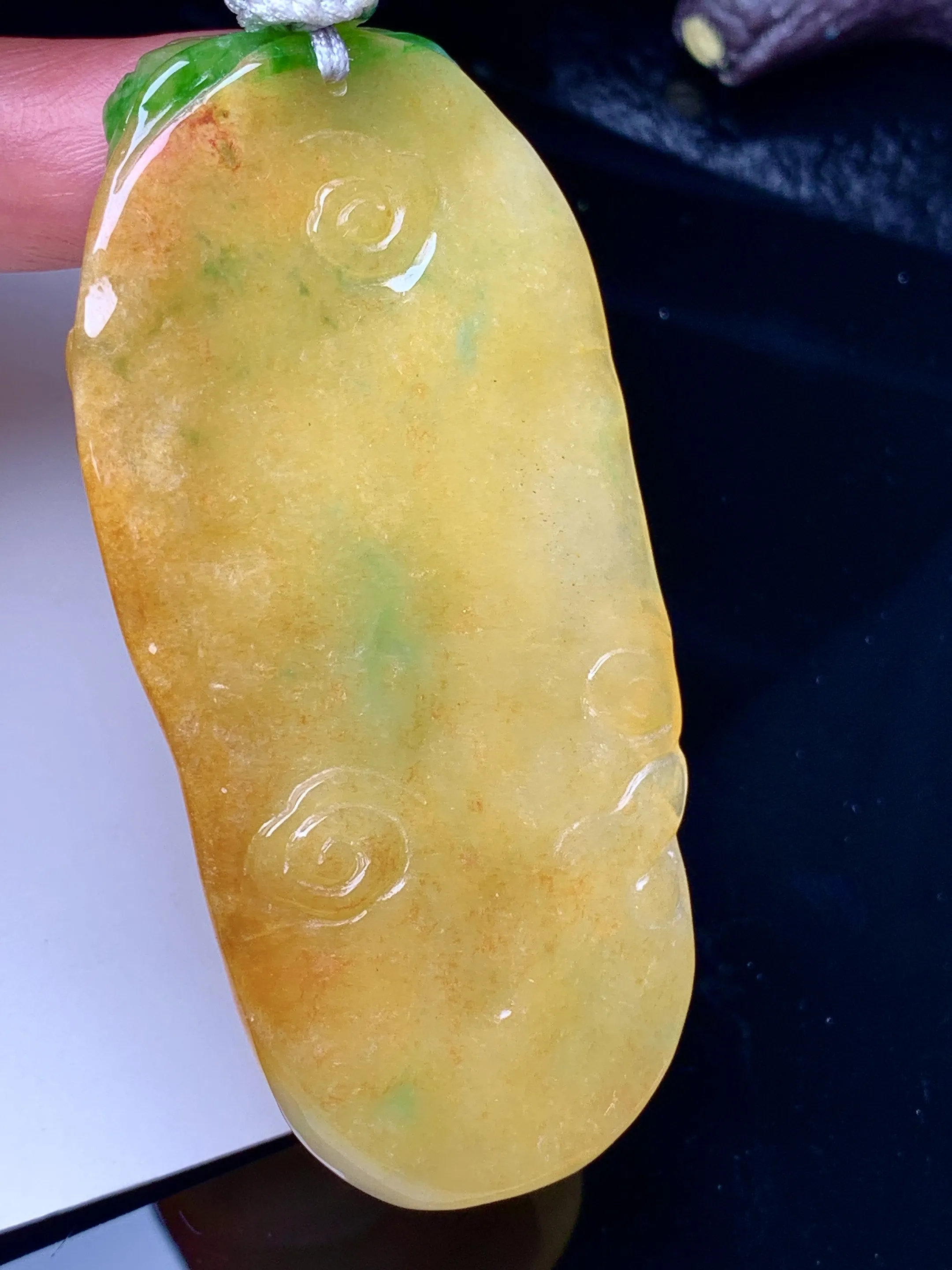 飘黄加绿财神吊坠 玉质细腻 水润亮眼 色泽艳丽 整体尺寸65*32.6*10