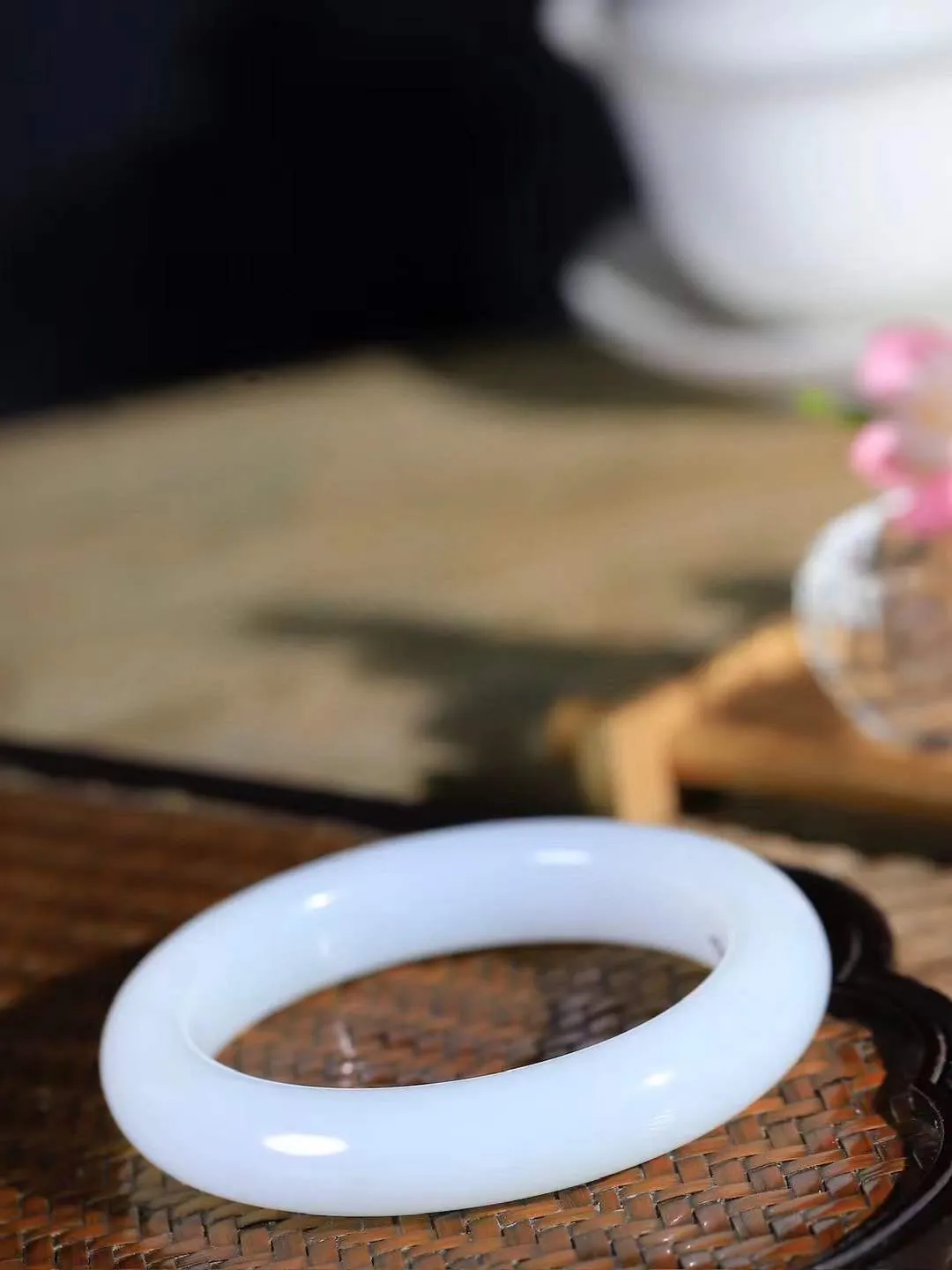 【花样年华·手镯】

精品和田玉白玉手镯，质地油润细腻，色泽高贵典雅，镯型古朴典雅。在诗情画意的雨巷相遇，你是我腕间的一抹风情，有你眸有深情，清风荡漾湖间静水，我愿俯身低眉，在烟波涟漪处，寻你深情倩影。内径54mm尺寸12.4-9.8mm 重59.35克fDA-781271224