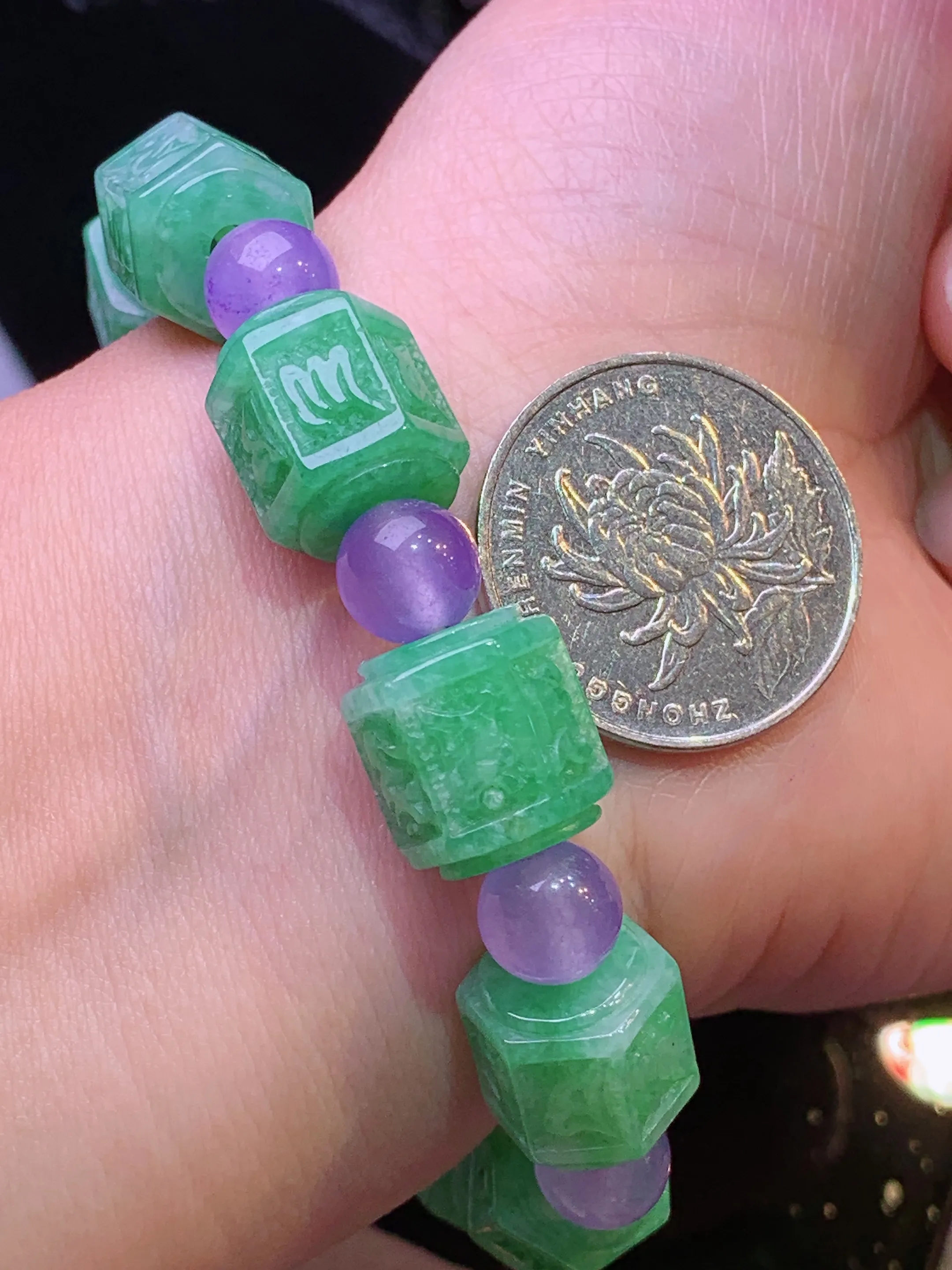 飘绿雕花路路通手链 玉质细腻 水润亮眼 色泽艳丽 整体尺寸11.3*11.3*13.3