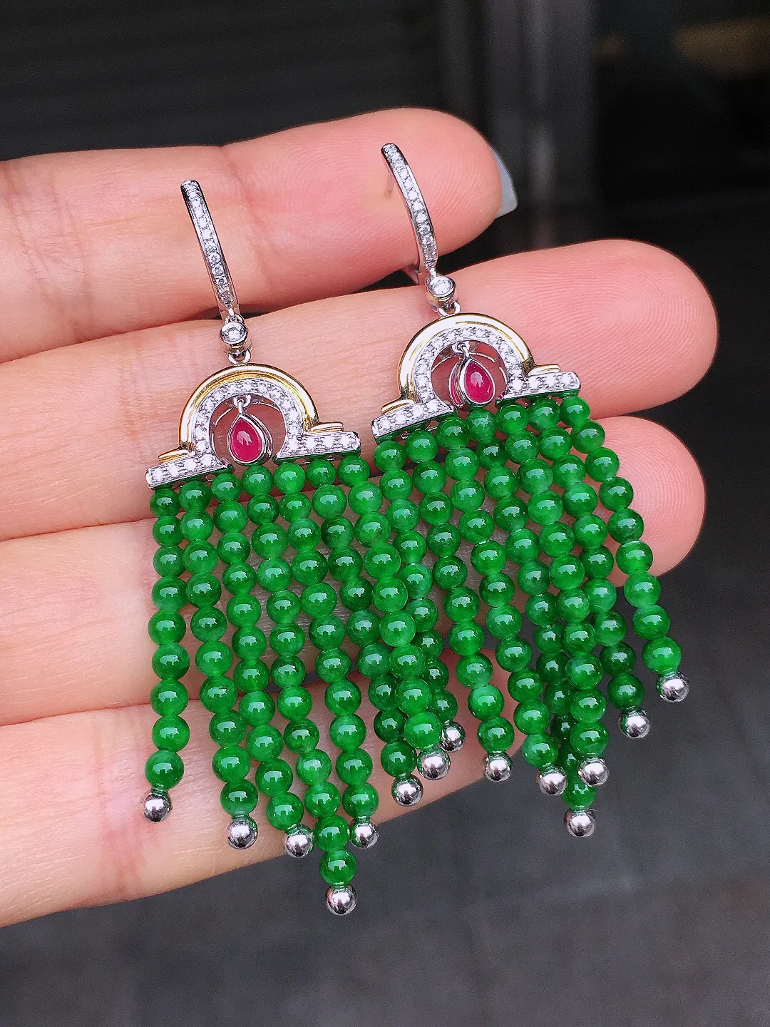 阳绿珠子耳坠，色泽均匀艳丽，玉质细腻，荧光感超
强，饱满圆润，尽显优雅气质，18k
金豪华镶嵌