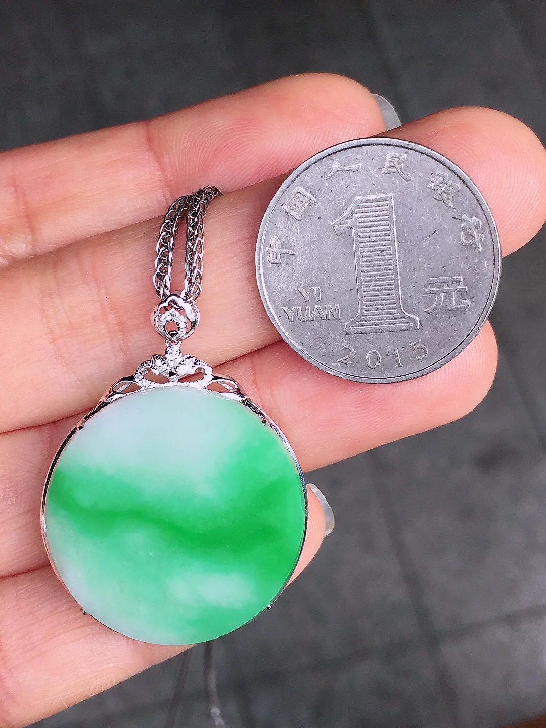 飘绿平安扣吊坠，色泽艳丽，玉质细腻，荧光感超
强，饱满圆润，尽显优雅气质，18k
金豪华镶嵌
